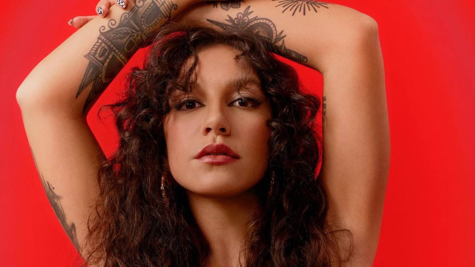 Priscilla Alcântara rebate comentários homofóbicos de cantora gospel