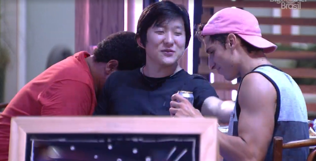 Após dizer que quer colocar Prior no paredão, Pyong pergunta para o brother o que ele quer comer em sua festa