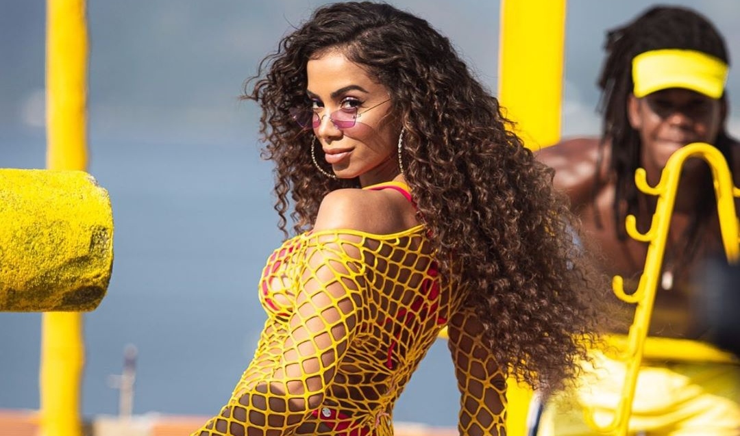 Envolvida com vocalista da banda Scalene, Anitta é flagrada trocando carícias com DJ