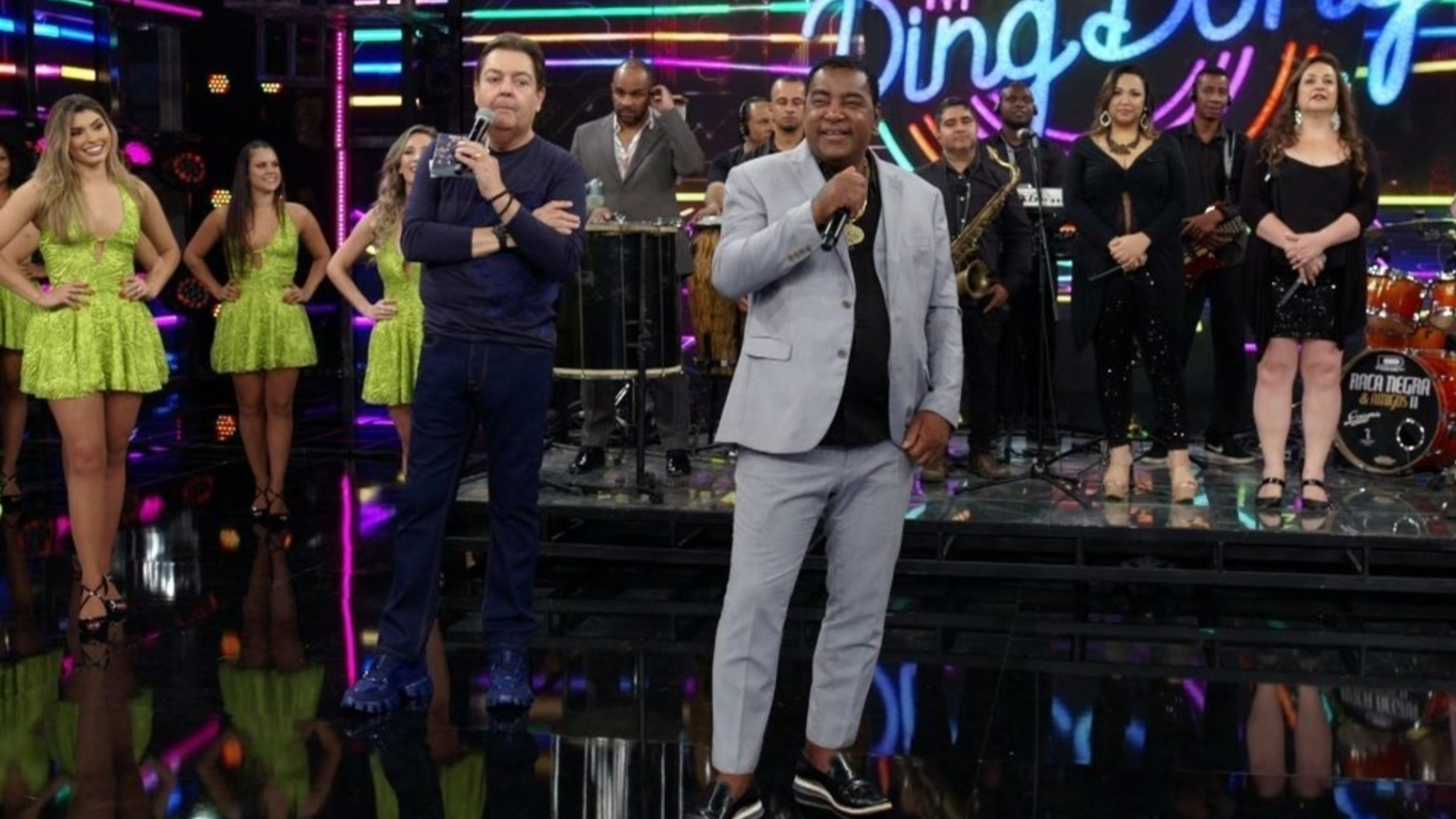 Internautas estranham comportamento de Luis Carlos, vocaliza do Raça Negra, durante Domingão do Faustão