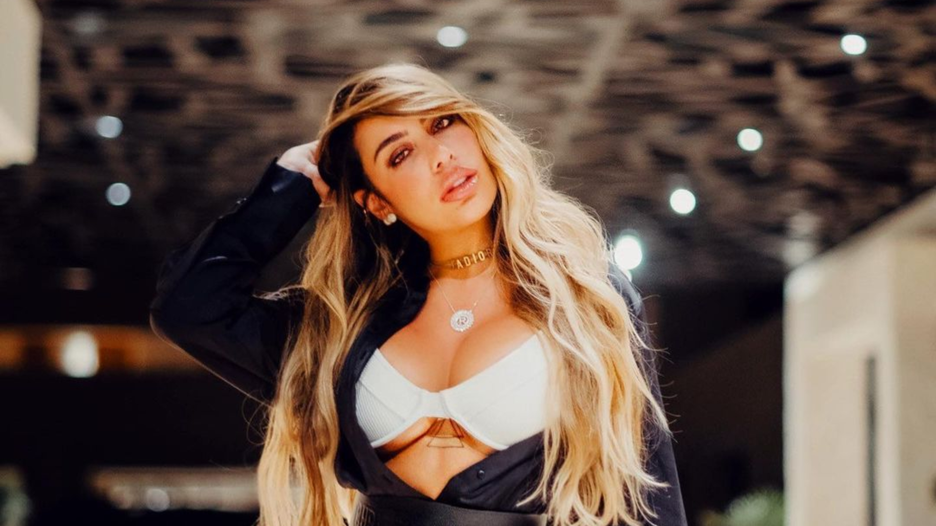 Em viagem internacional, Rafaella Santos posa com biquíni fio-dental e arranca suspiros na web
