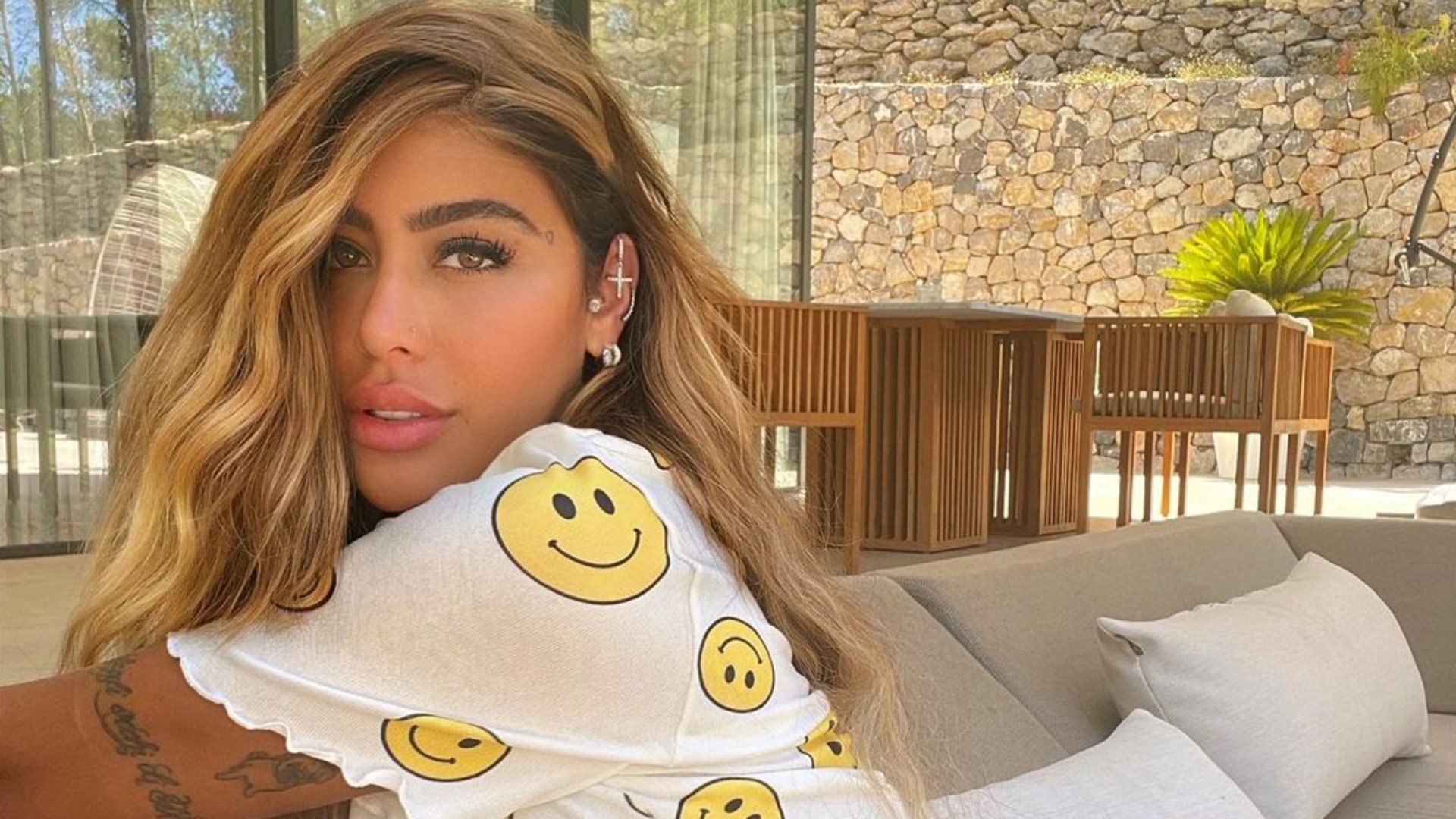Irmã de Neymar Jr., Rafaella Santos ostenta bumbum empinado com biquíni minúsculo