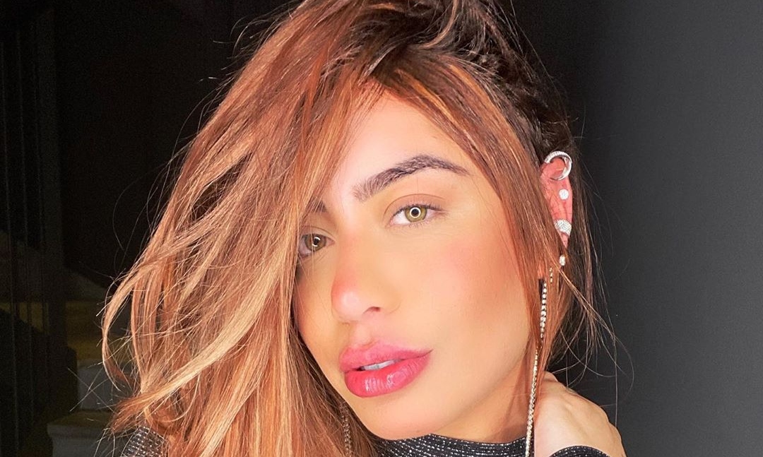 Rafaella Santos surge deslumbrante em praia de Doha, no Qatar