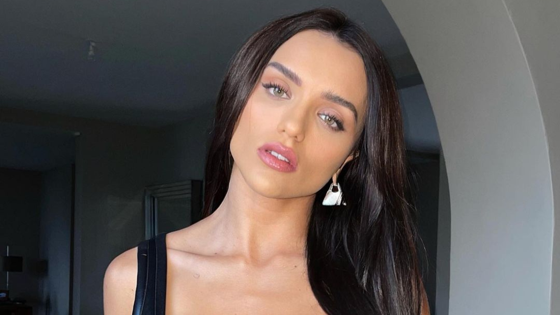 Rafa Kalimann ousa no look e aposta em top transparente