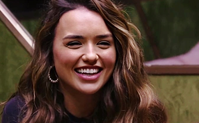 BBB20: Gabi, é você? Rafa Kalimann senta na escada e conversa com o boneco Pitchulo sobre prêmio
