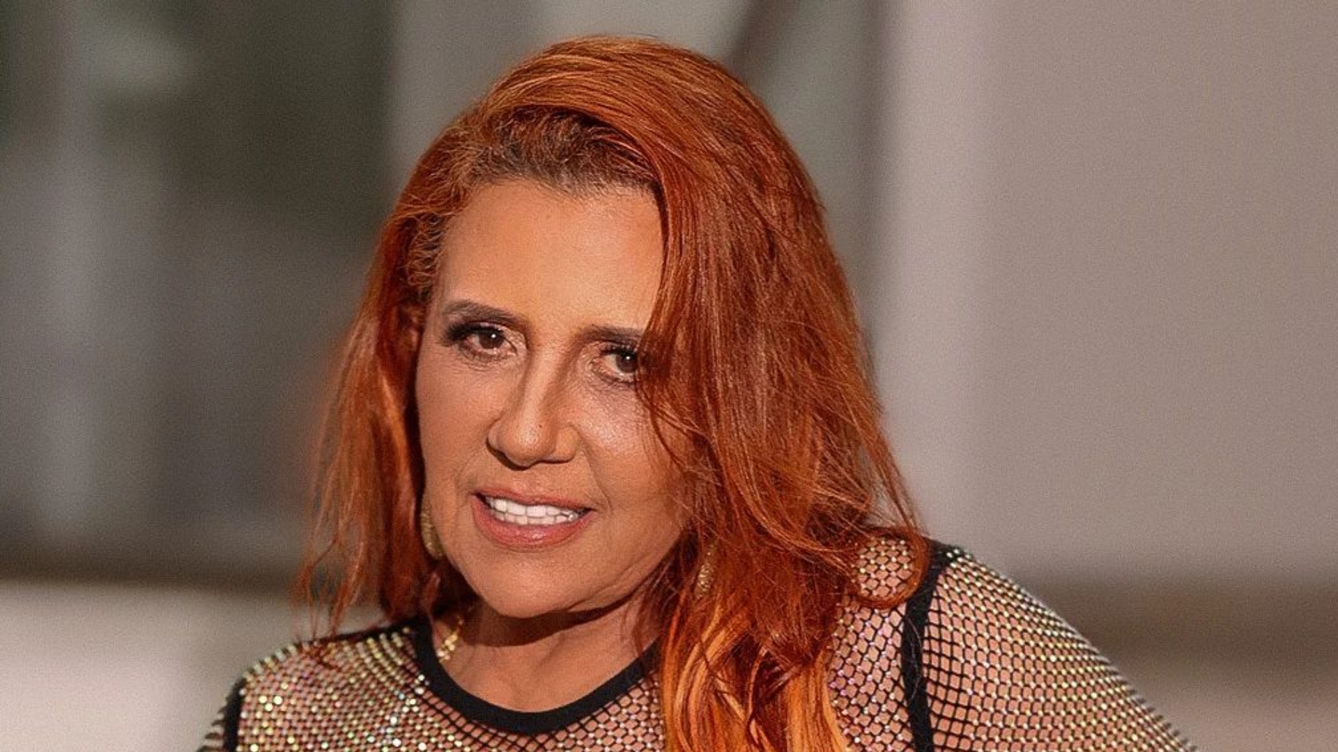 Rita Cadillac ostenta bumbum empinado com calcinha fio-dental