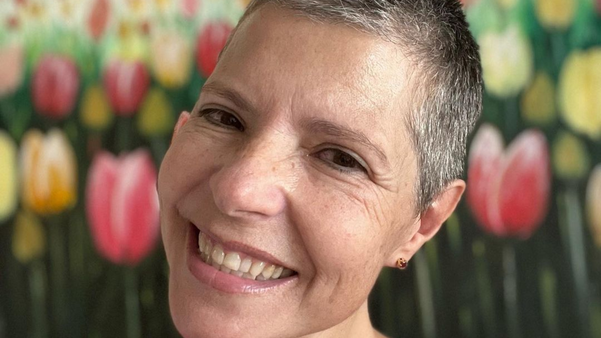 Viúva de Gugu Liberato, Rose Miriam coloca curvas para jogo na praia