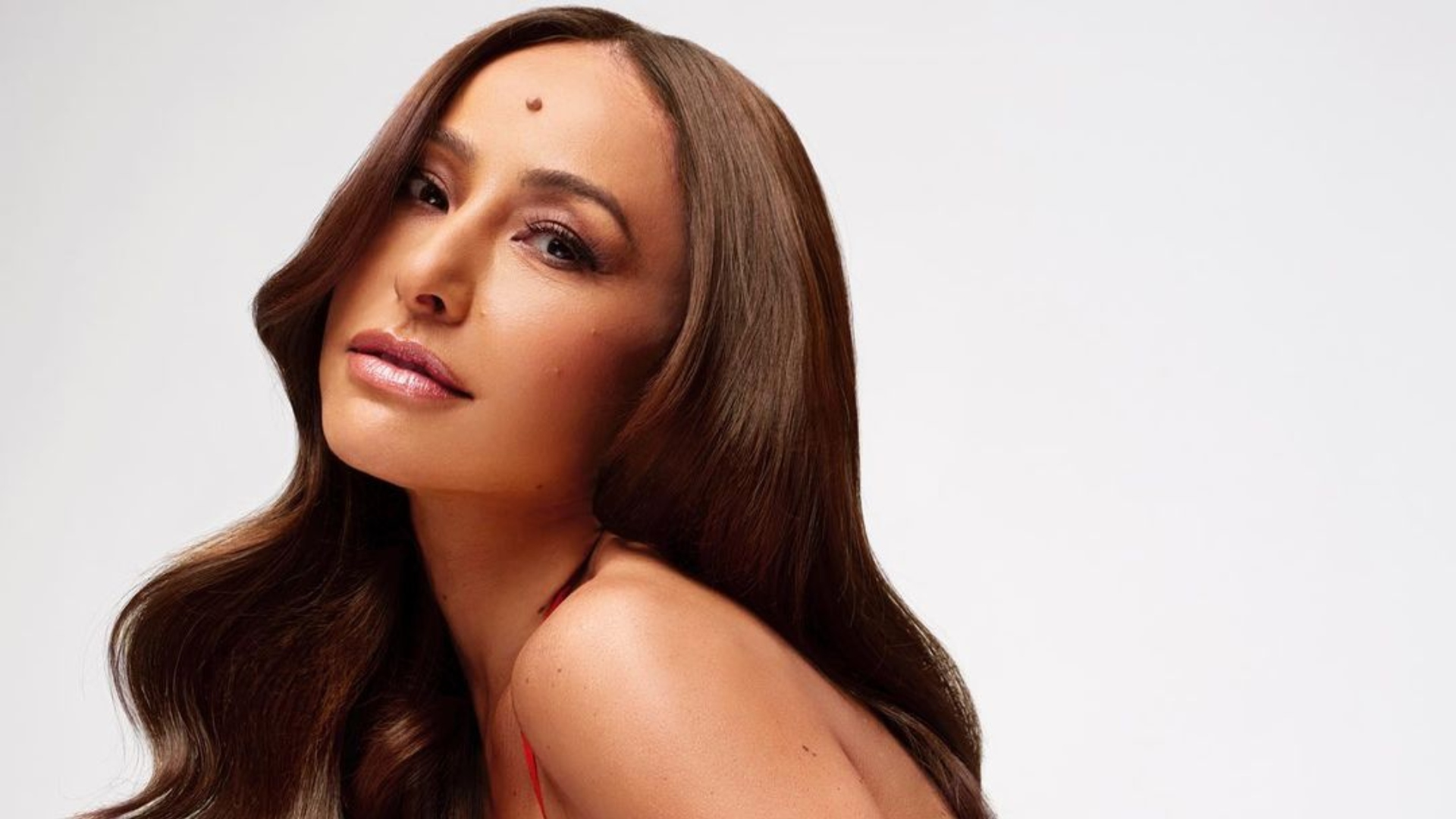 Sabrina Sato posa com vestido vermelho todo de recortes em evento