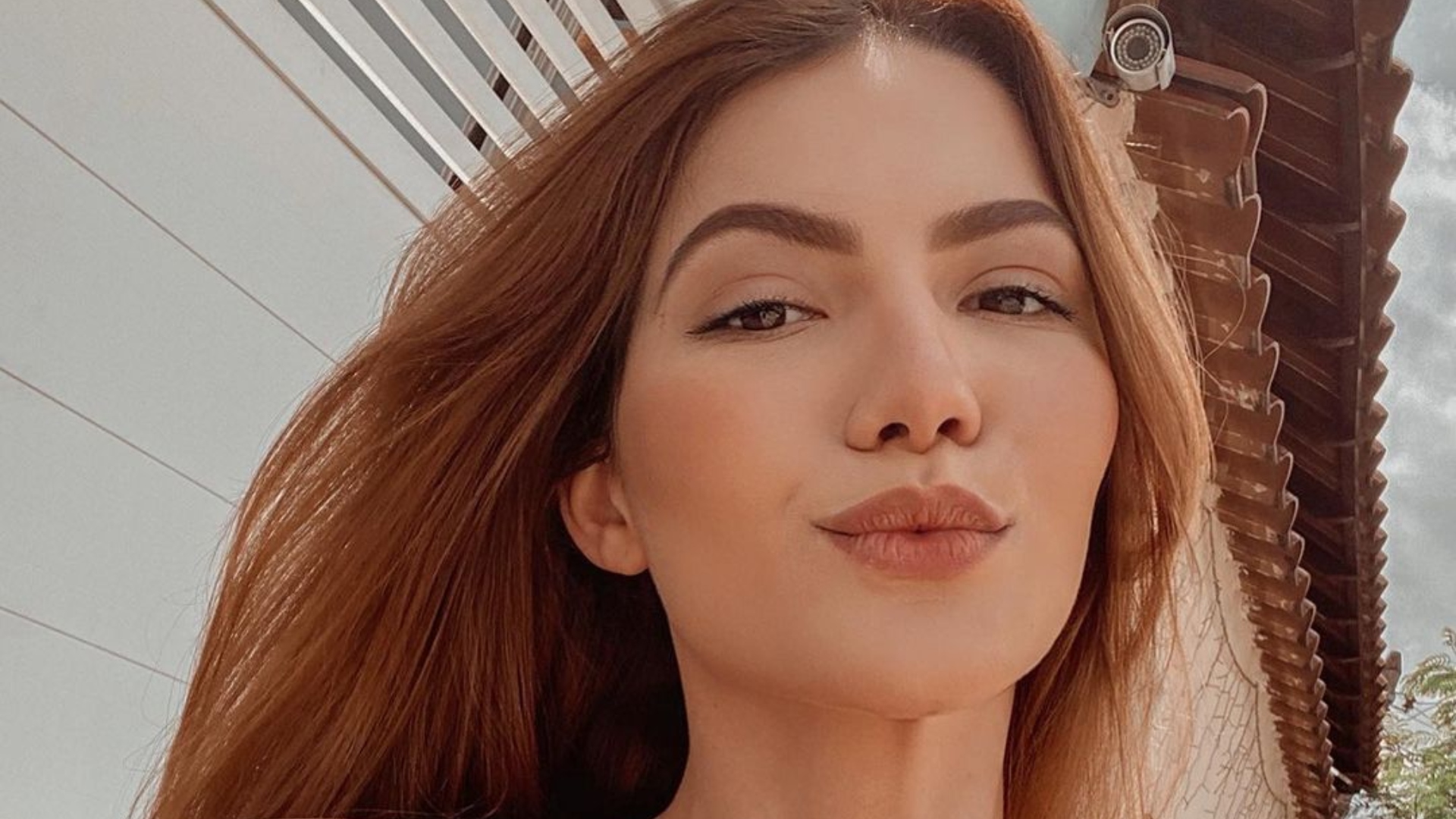 Sarah Poncio passa por cirurgia e retira nódulo no seio