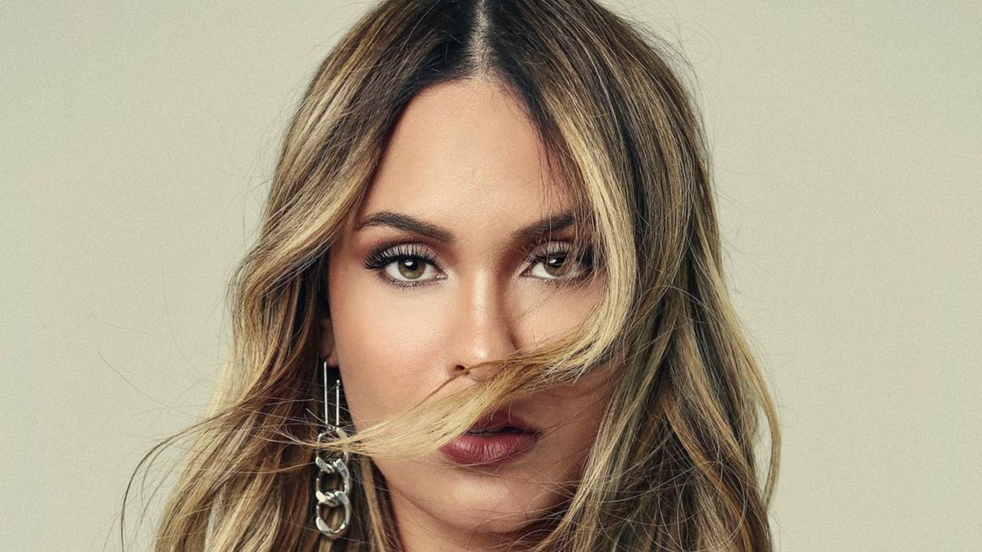 Sarah Andrade: Rodrigo Cintra ensina como cuidar dos fios loiros e longos, iguais ao da sister