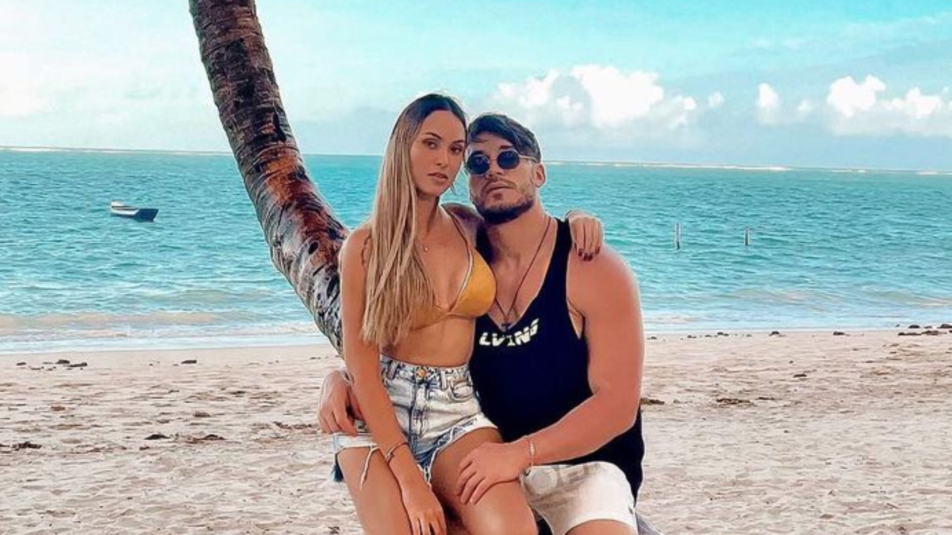 Juntos novamente? Lucas Viana e Sarah Andrade trocam beijos em festa