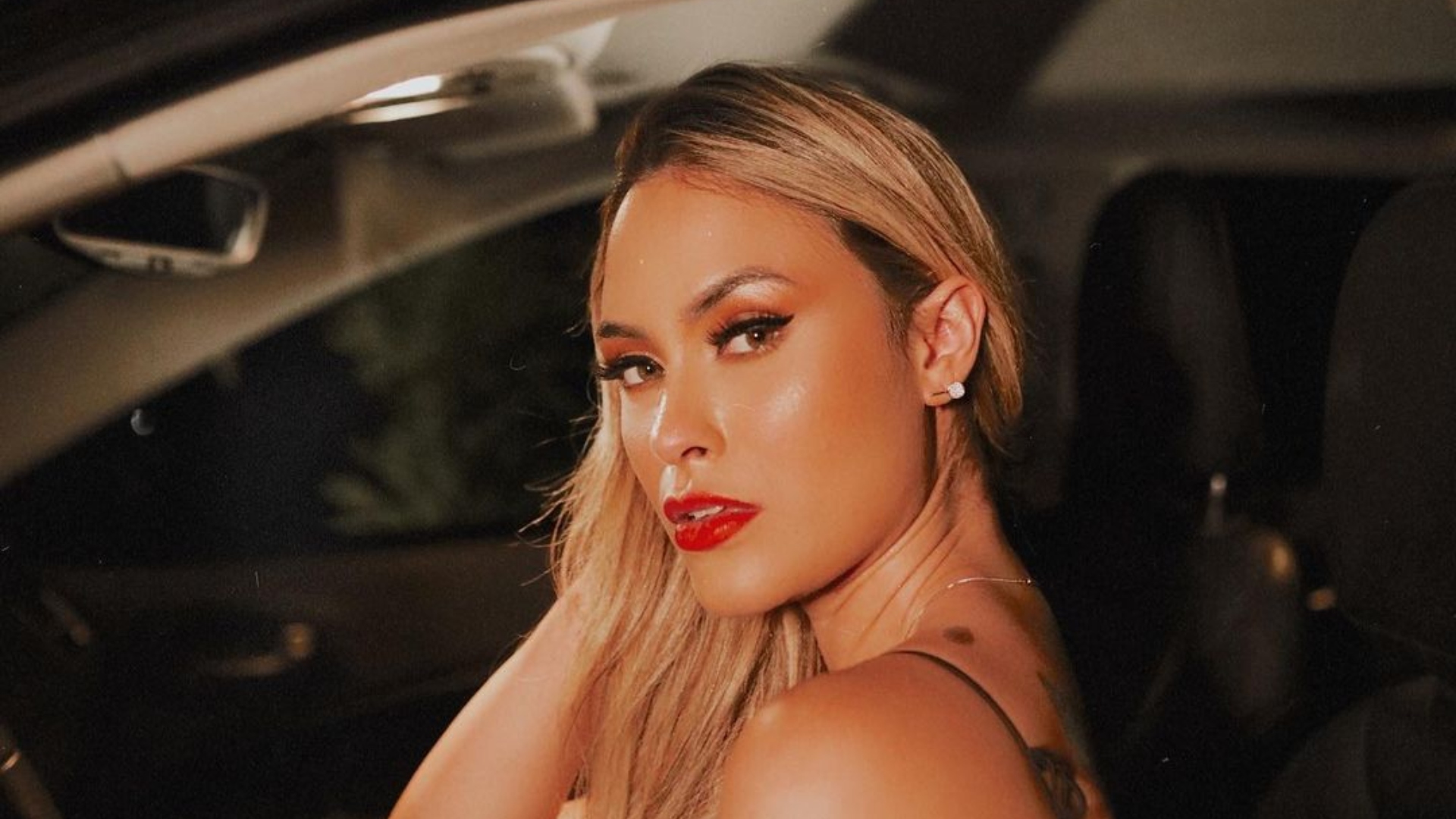 Poderosa! De biquíni, Sarah Andrade exibe curvas maravilhosa em cenário paradisíaco