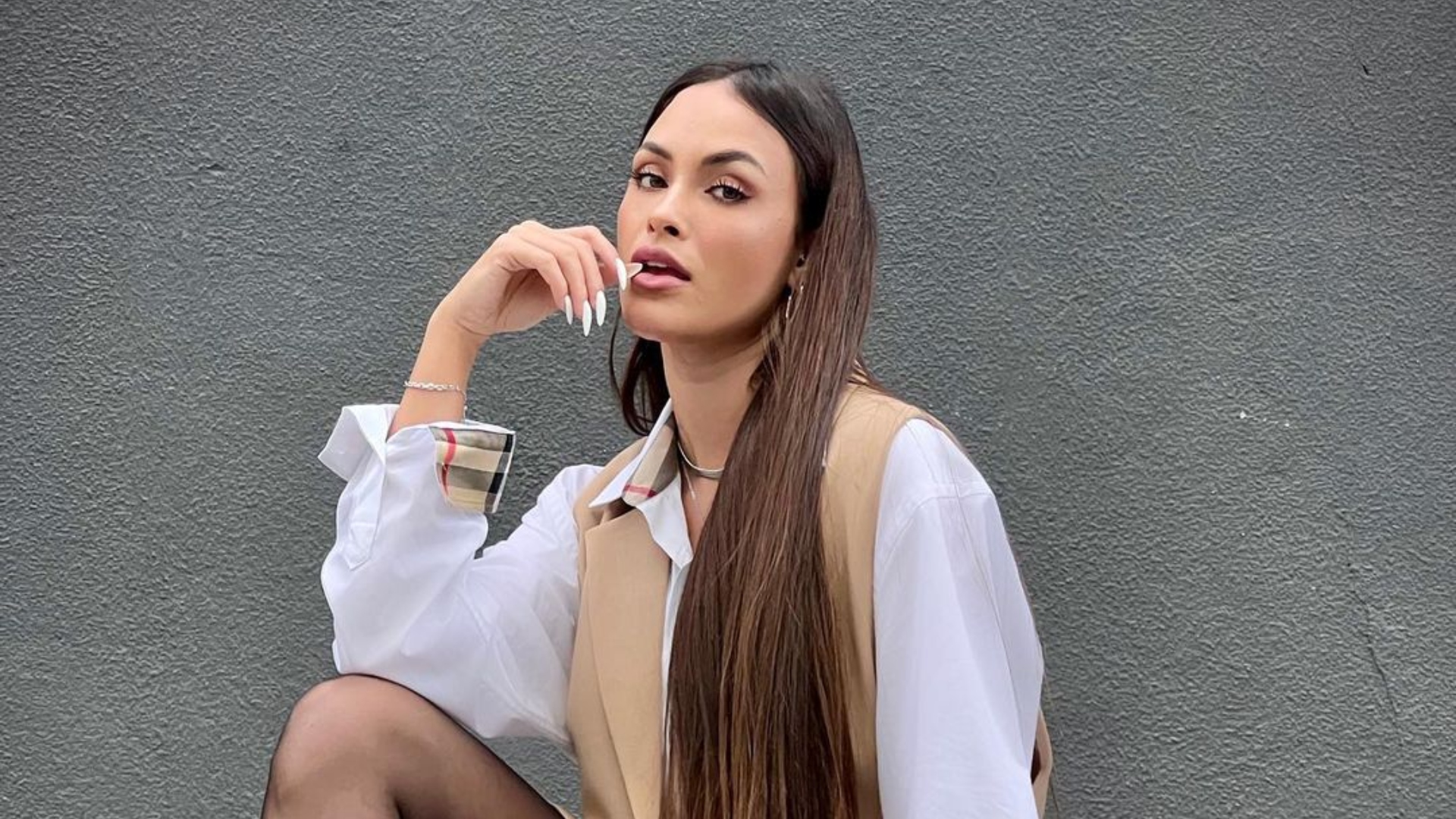 Sarah Andrade exibe curvas exuberantes com maiô cavadíssimo