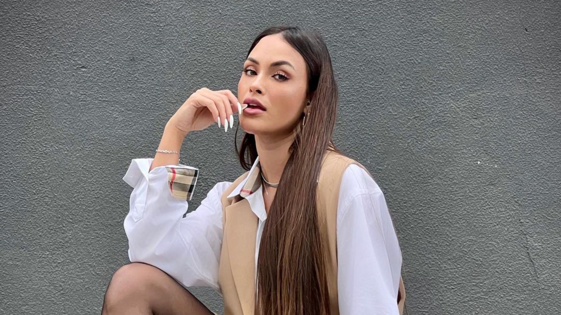 Sarah Andrade aposta em biquíni ousado e quase mostra demais