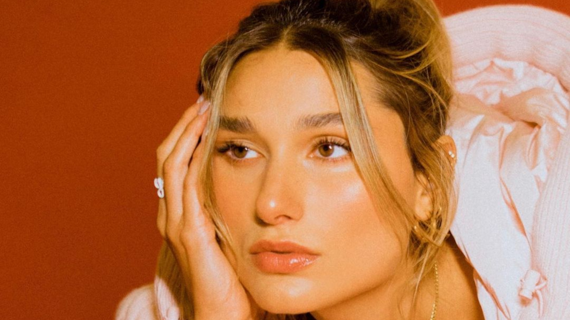 Sasha Meneghel ostenta curvas exuberantes com biquíni estampado