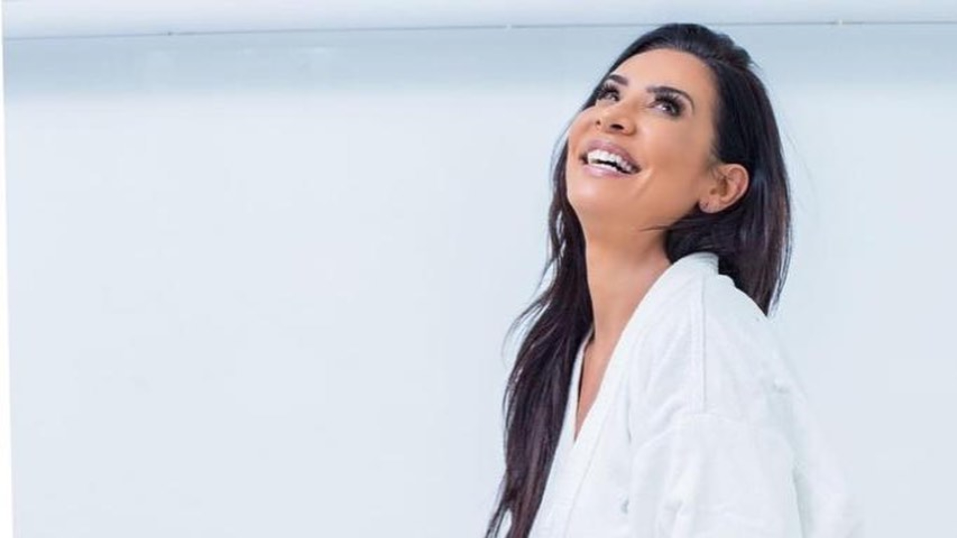 Aos 11 anos, filha de Scheila Carvalho surge com maquiagem caprichada e sapatos de salto e divide opiniões