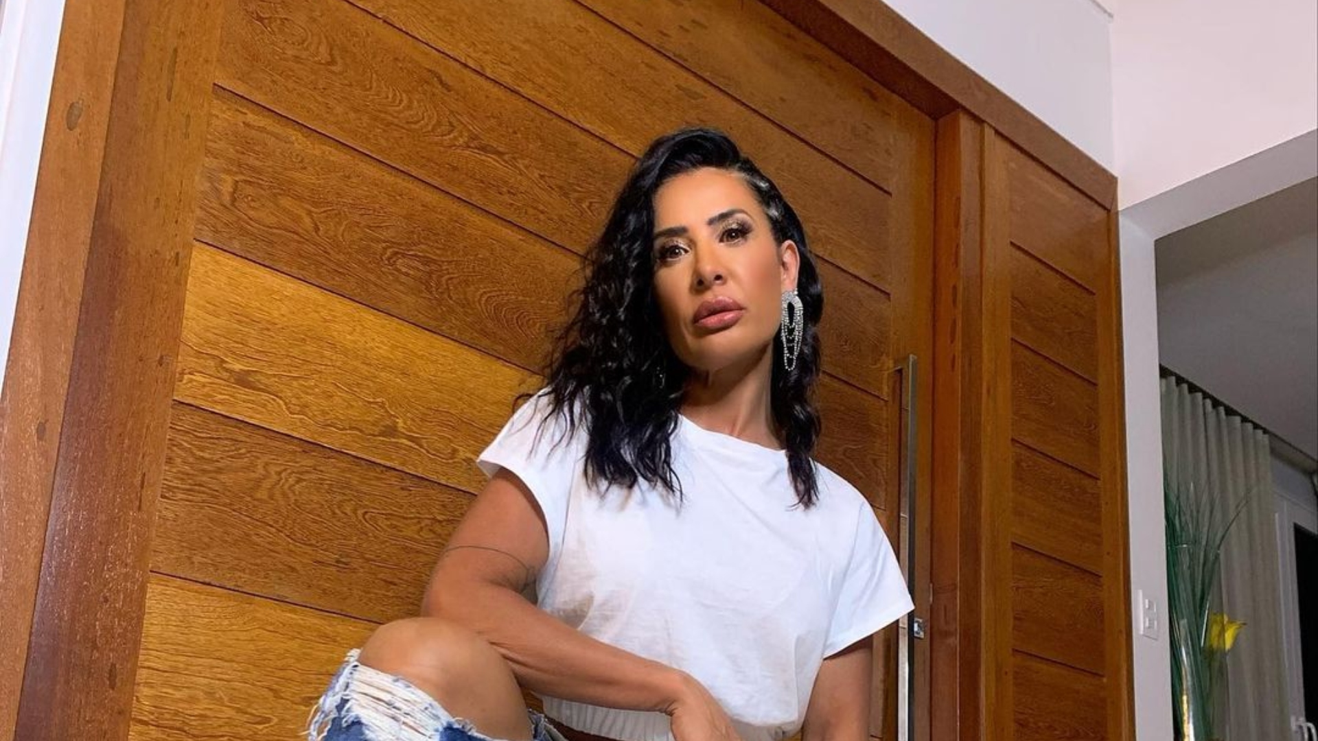 Scheila Carvalho ostente corpão de biquíni aos 48 anos