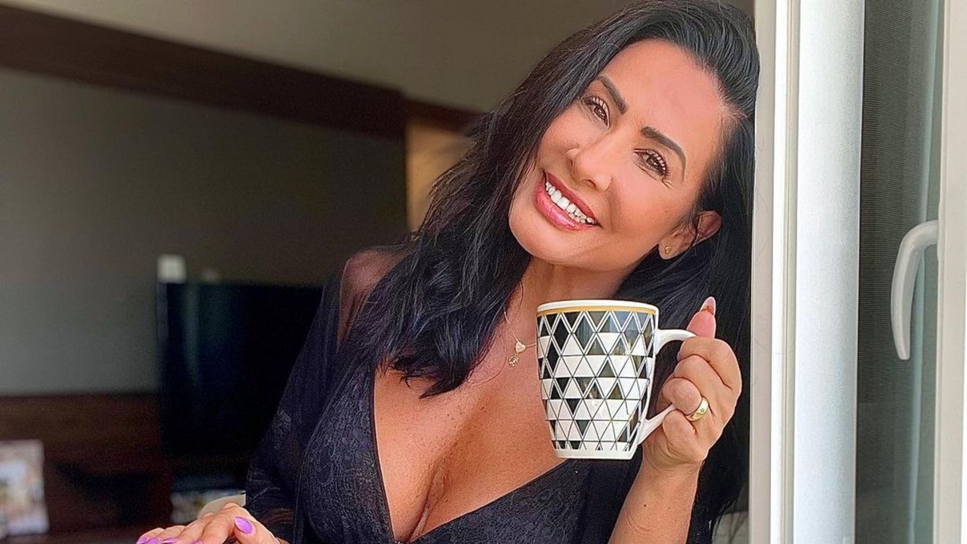 No colo do marido, Scheila Carvalho posa de biquíni e ostenta bumbum gigante