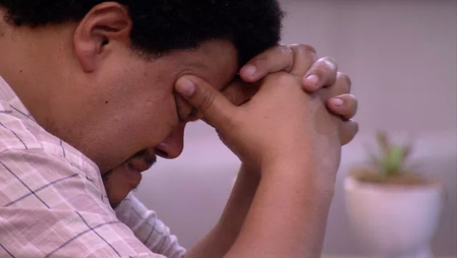 BBB20: Sozinho, Babu chora e desabafa: “Queria tanto ver a foto dos meus filhos”