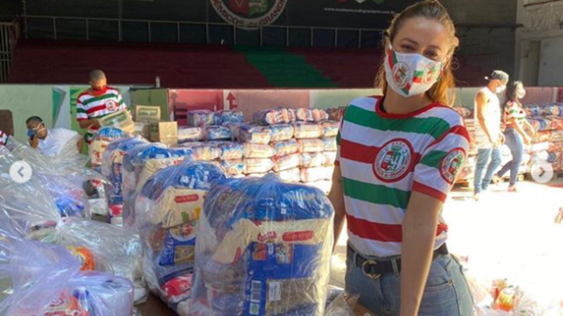 Paolla Oliveira faz doação de mil cestas básicas no Rio de Janeiro e emociona