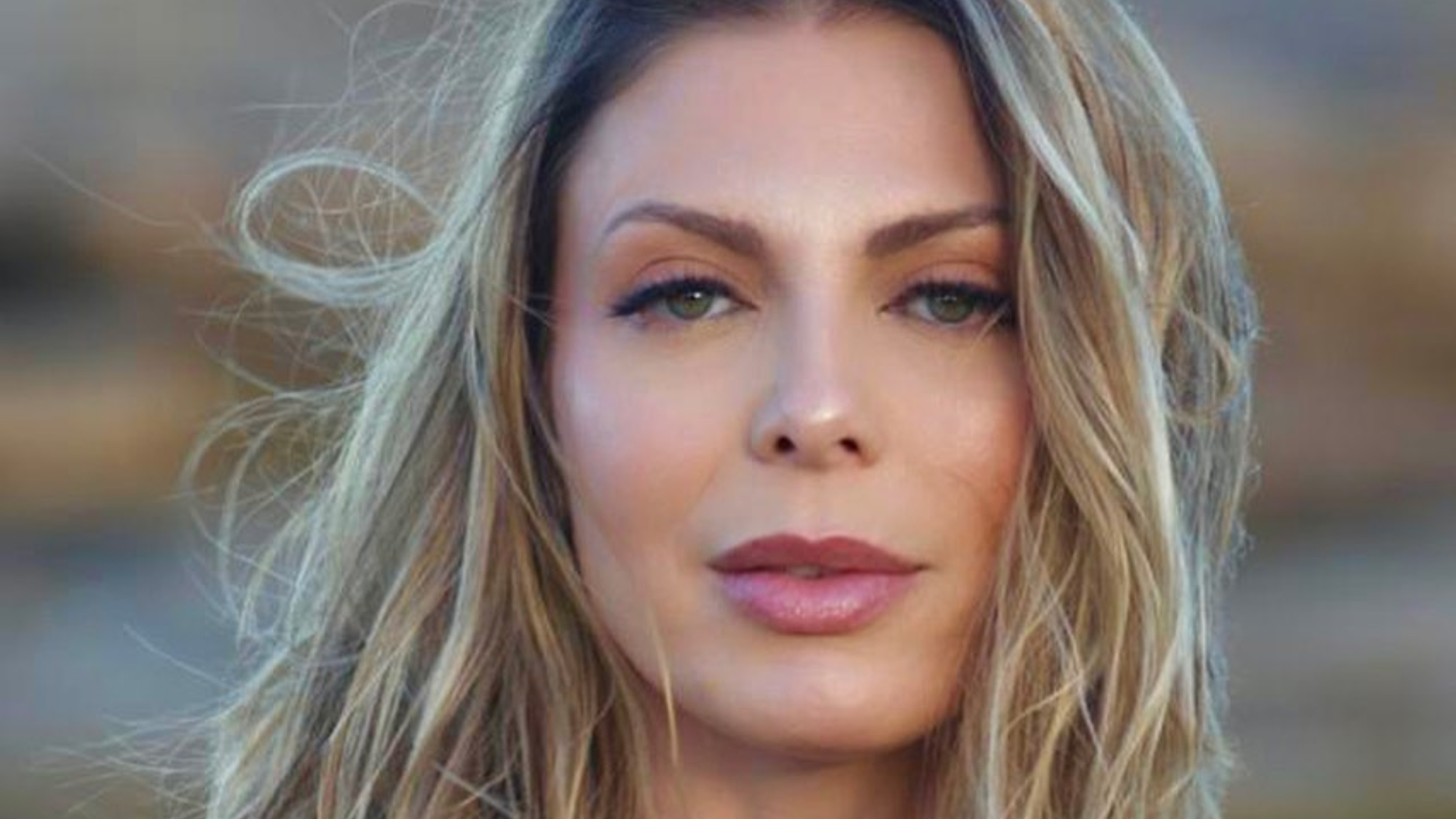 RAINHA! Sheila Mello capricha nos passos de coreografia sensual