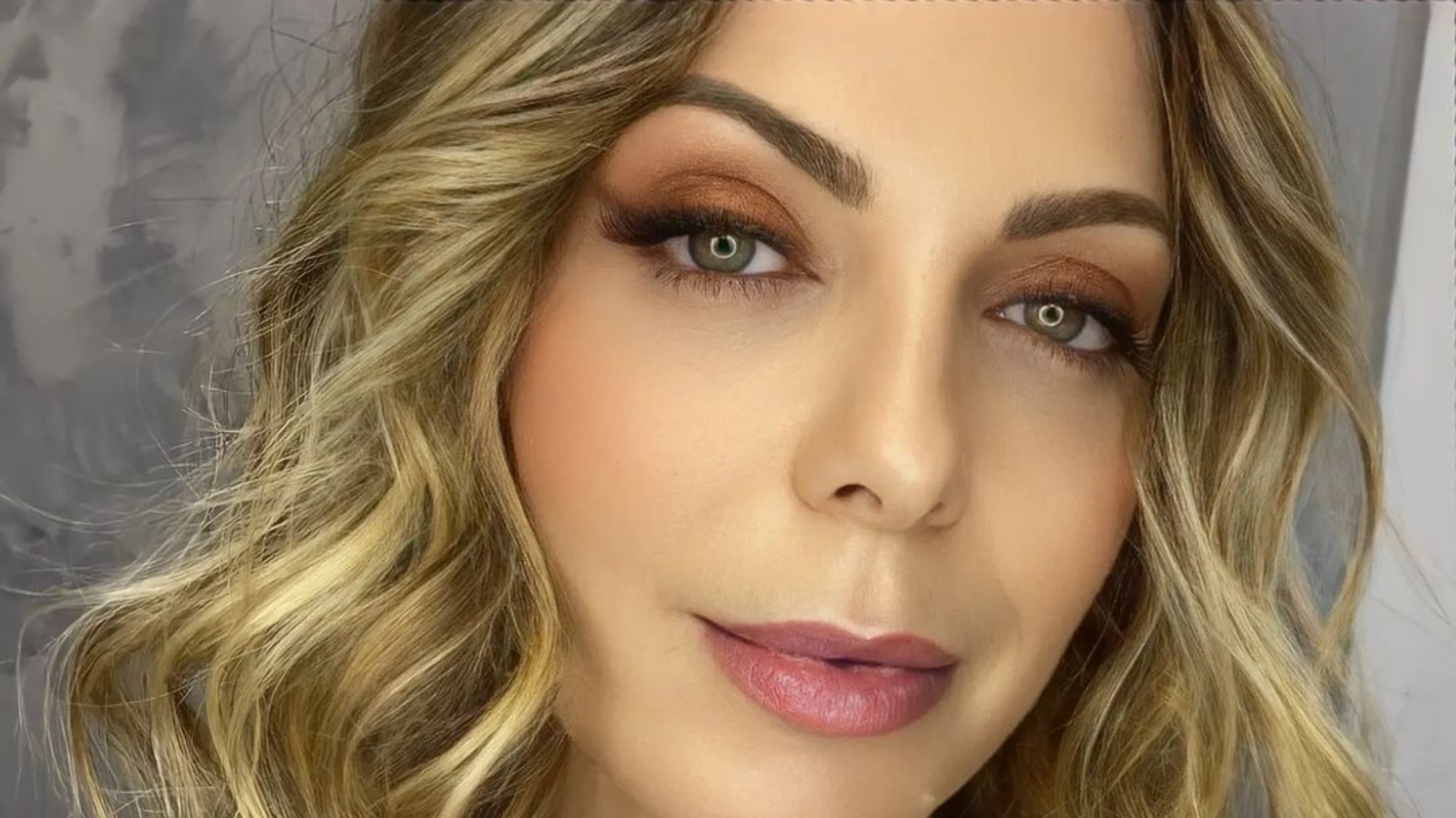 Sheila Mello exibe curvas maravilhosas com pijama curtinho