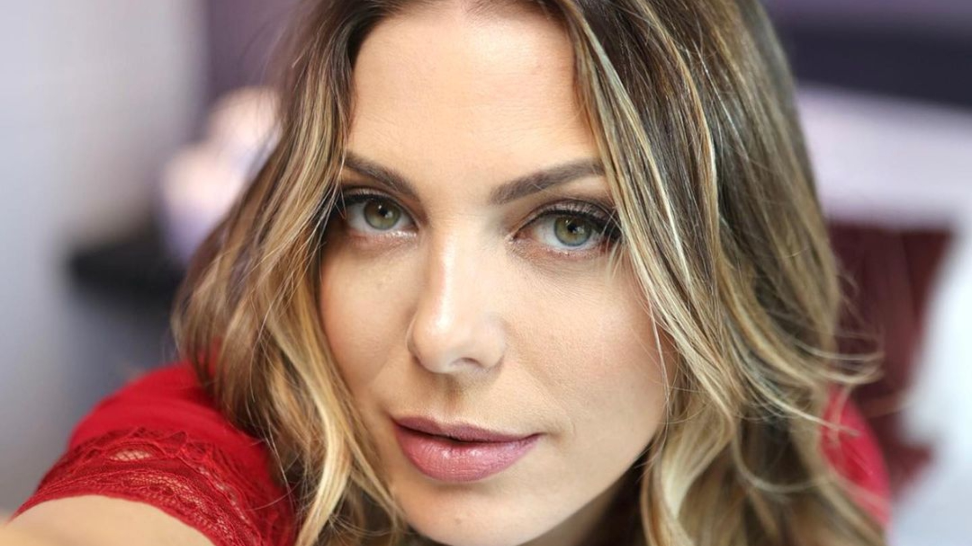 Sheila Mello ostenta decote caprichado e quase mostra demais