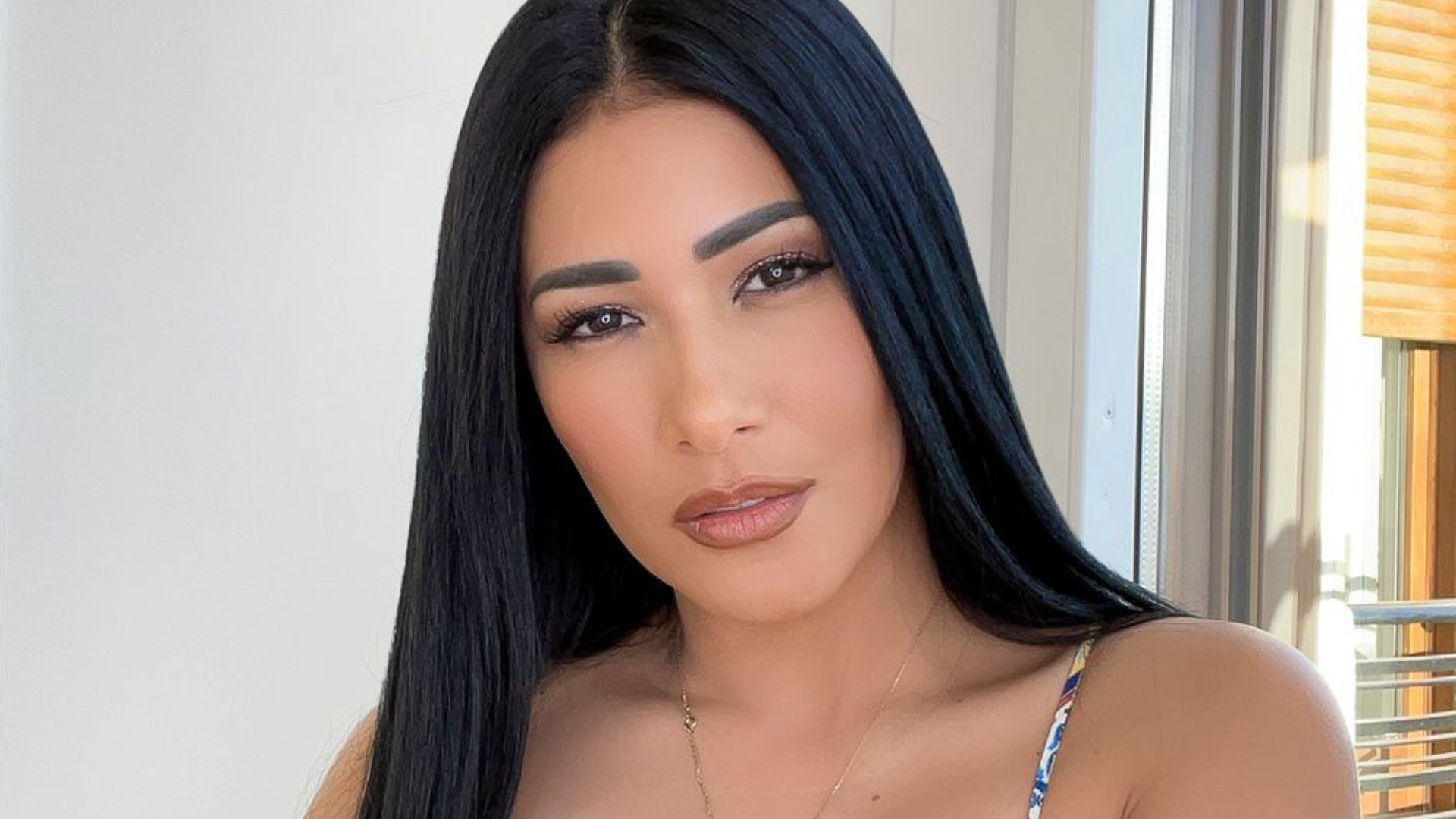Simaria posa com modelito transparente e exibe curvas maravilhosas