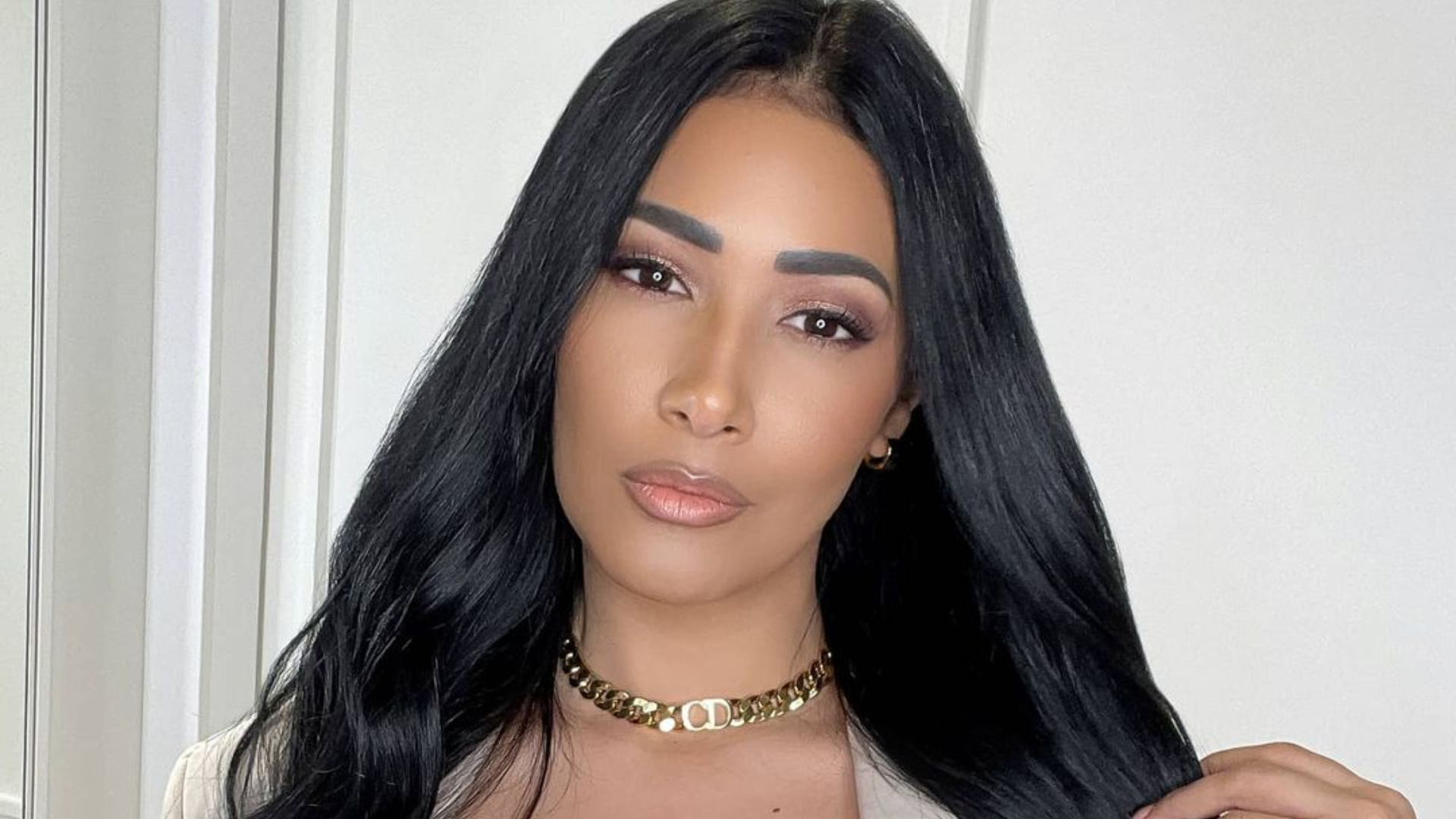 Simaria usa vestido colado com decote poderoso e conquista elogios