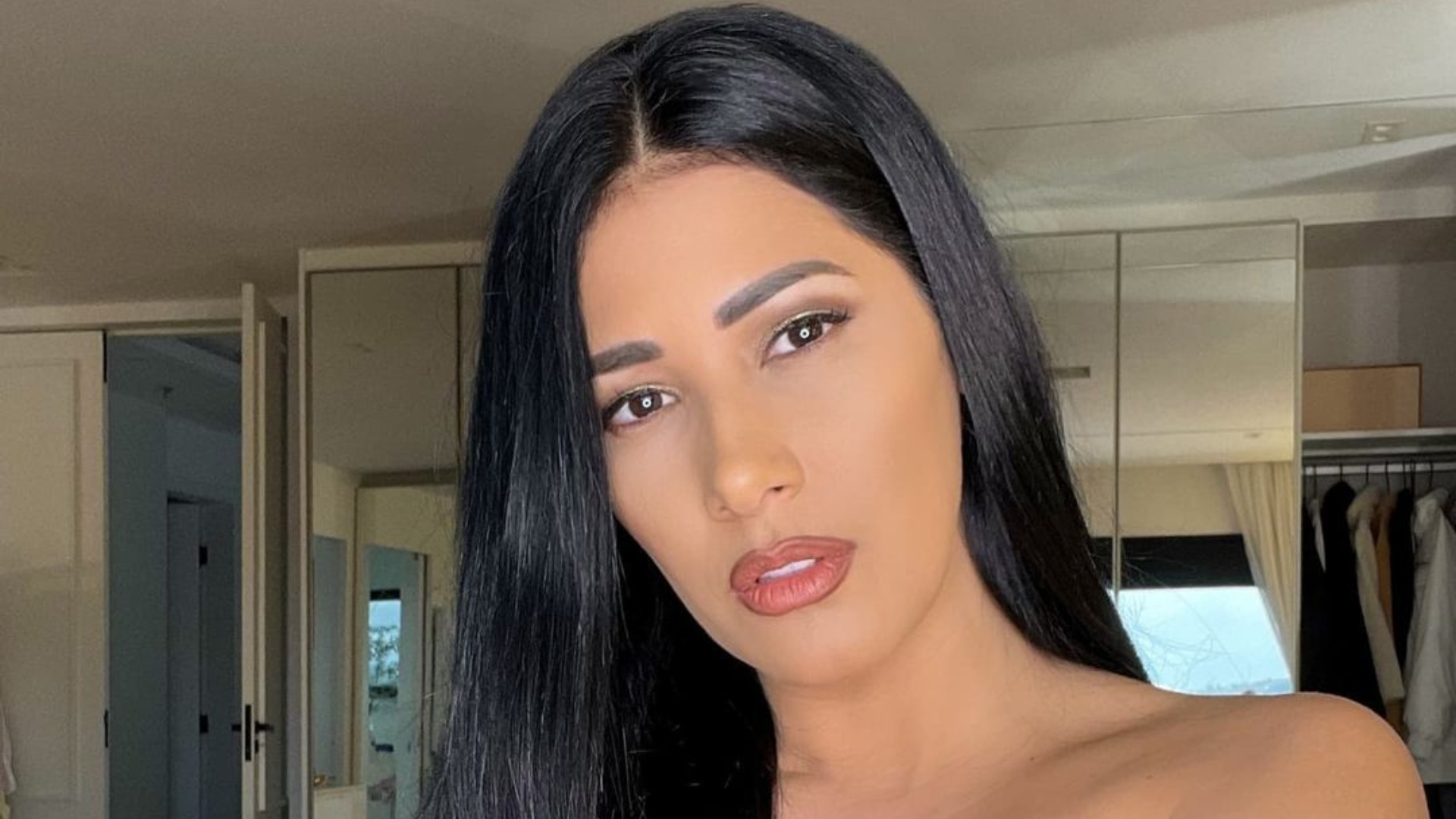 Simaria exibe barriga sarada e coxas definidas com look transparente