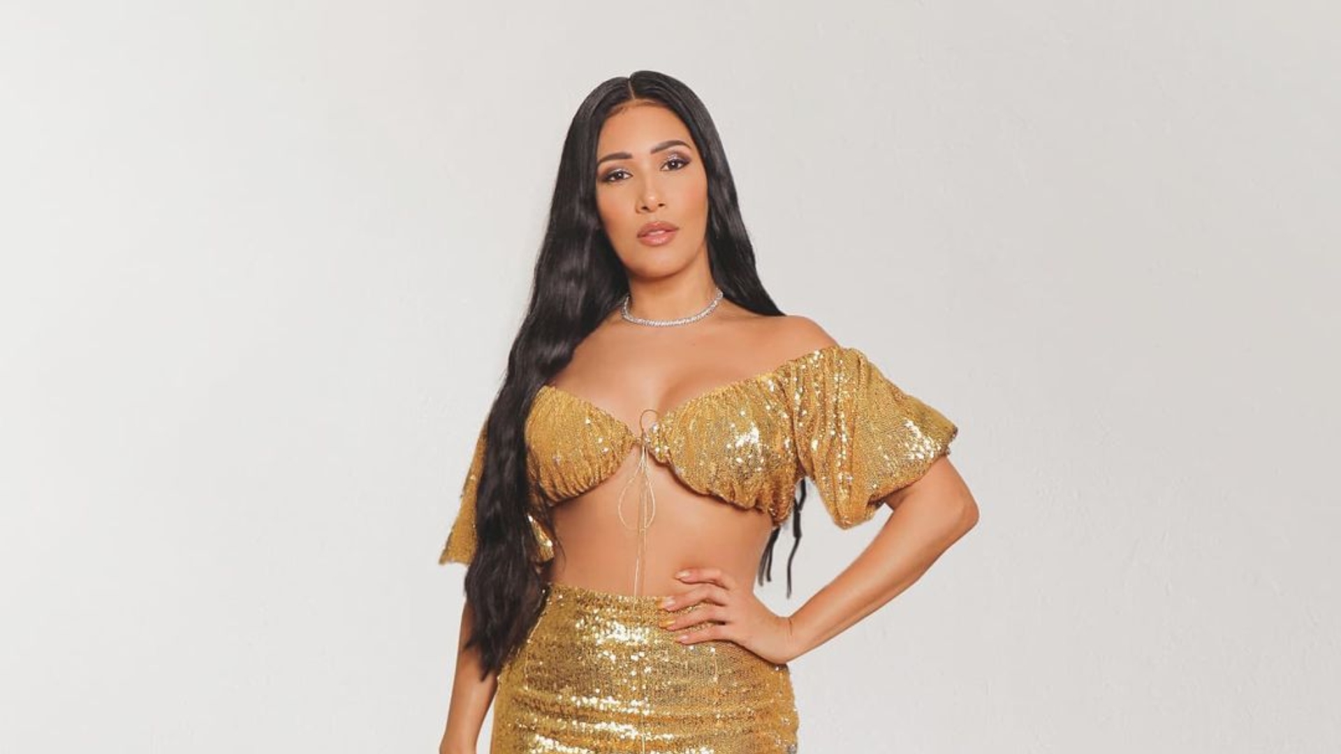 Simaria exibe curvas em modelito justíssimo