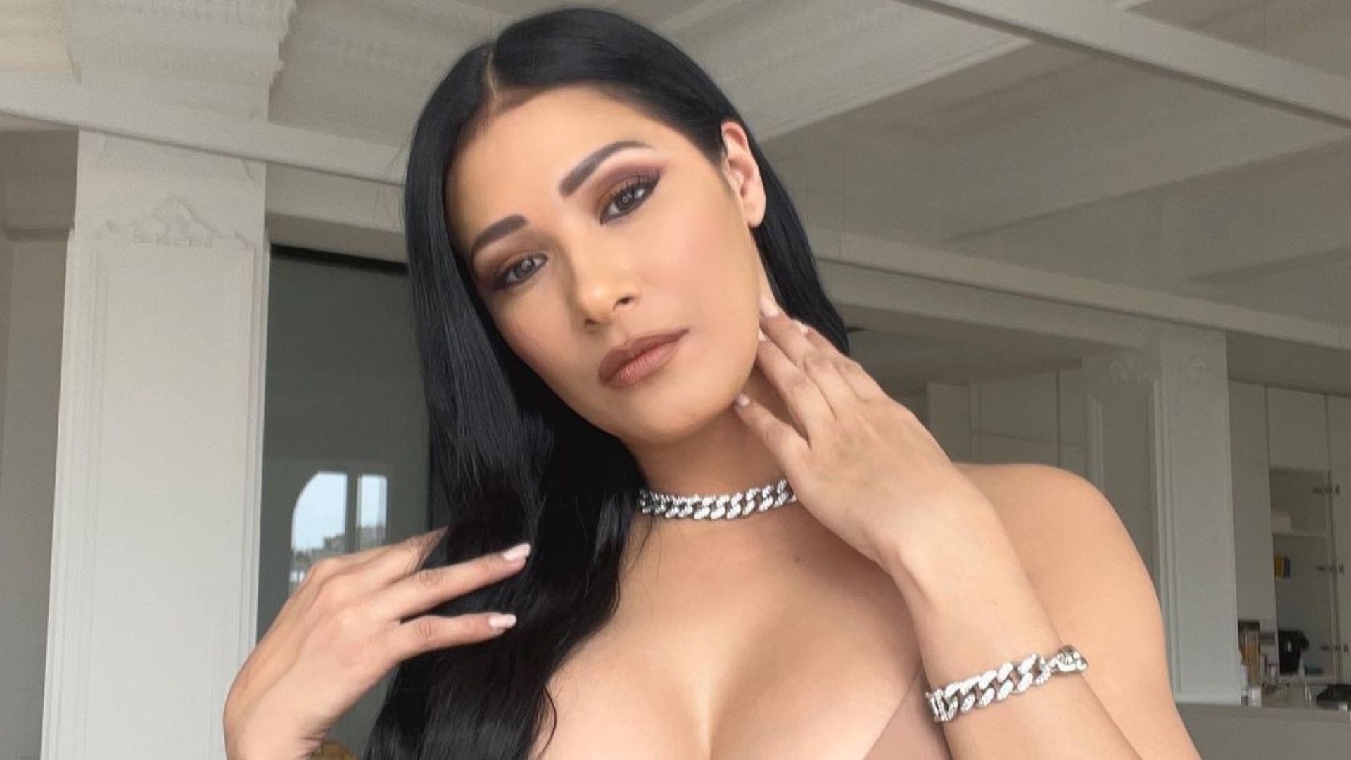 Simaria exibe curvas exuberantes de lingerie
