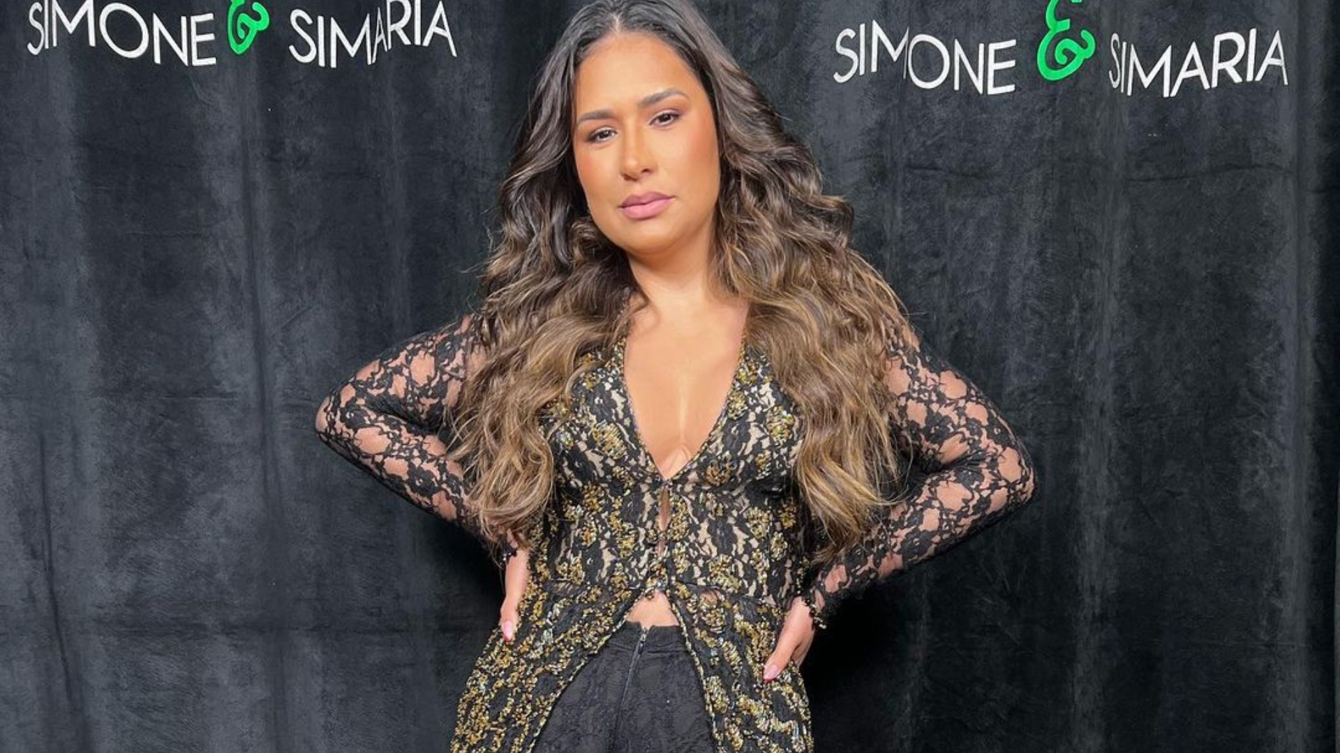 Sem Simaria, Simone desabafa em show: “Muito ruim estar aqui sem ela”