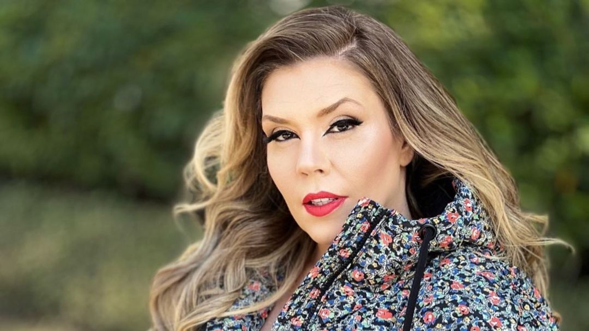 Ousada, Simony dispensa lingerie, posa só com blazer e exibe decote caprichado