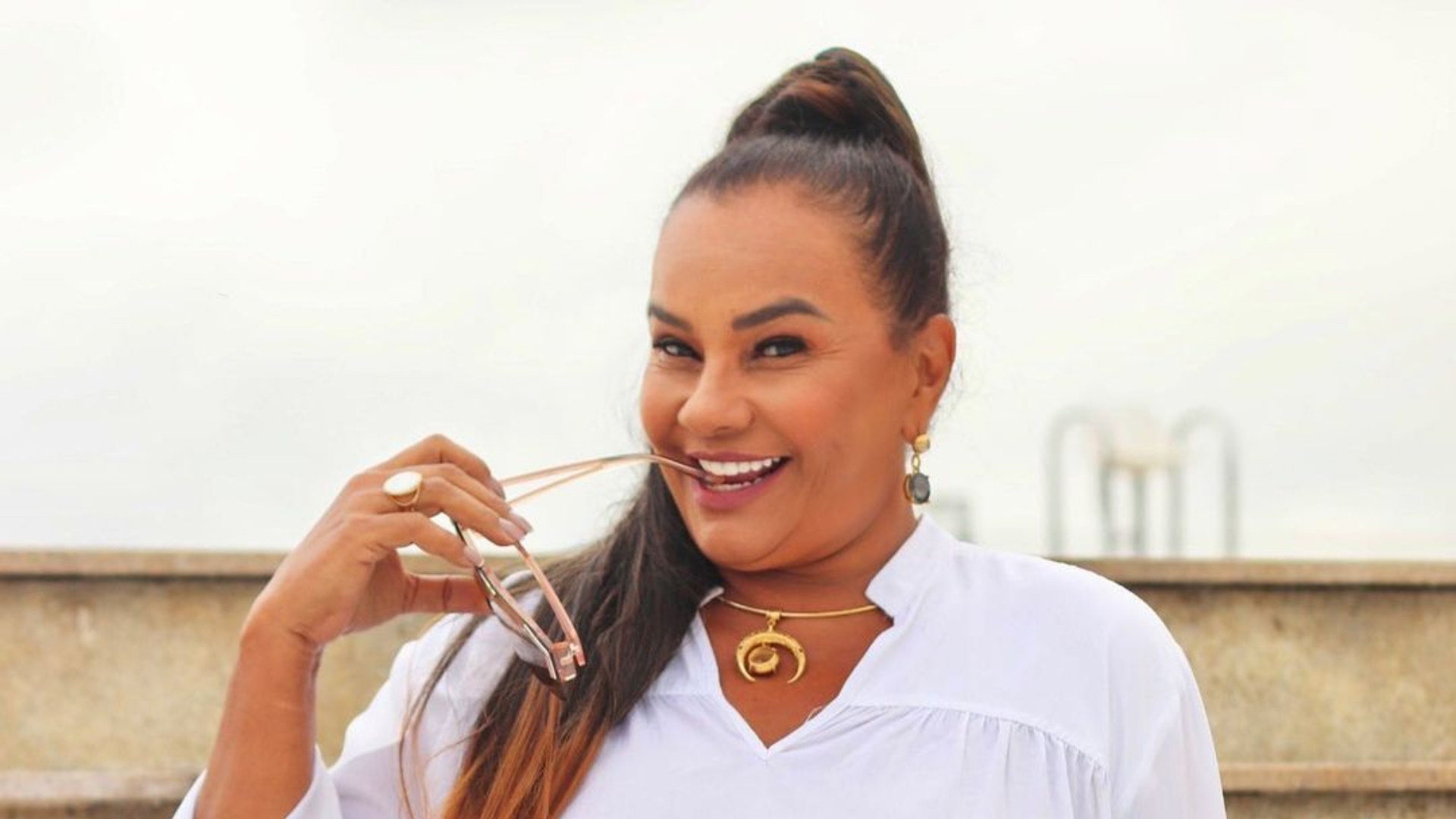 Solange Couto exibe decote caprichado com biquíni azul