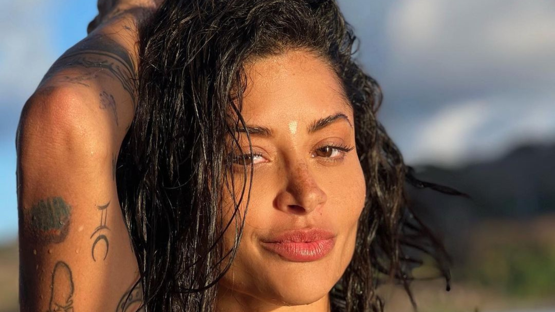 Aline Campos, ex-Riscado, revolta a web ao pedir manicure e massagista com covid-19