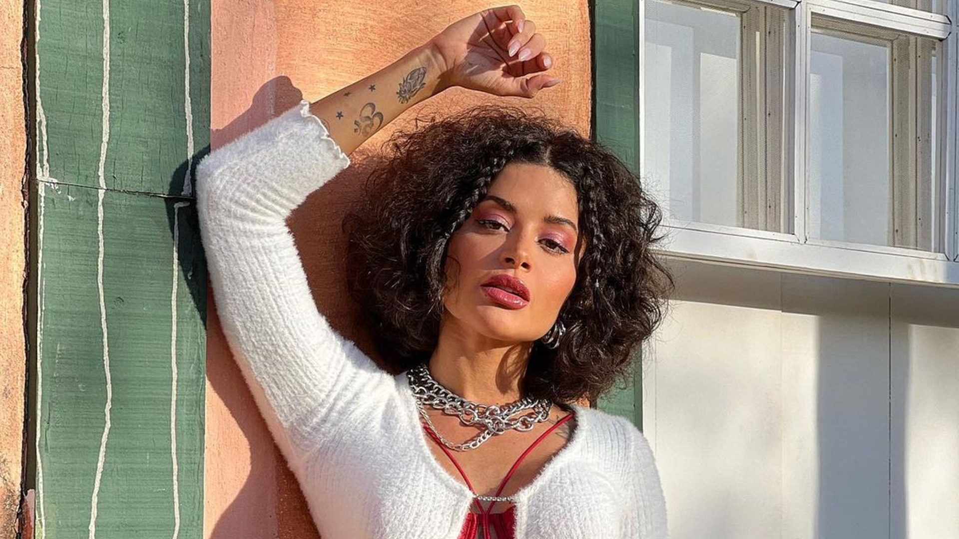 Aline Campos posa de biquíni em cachoeira e Jesus Luz elogia