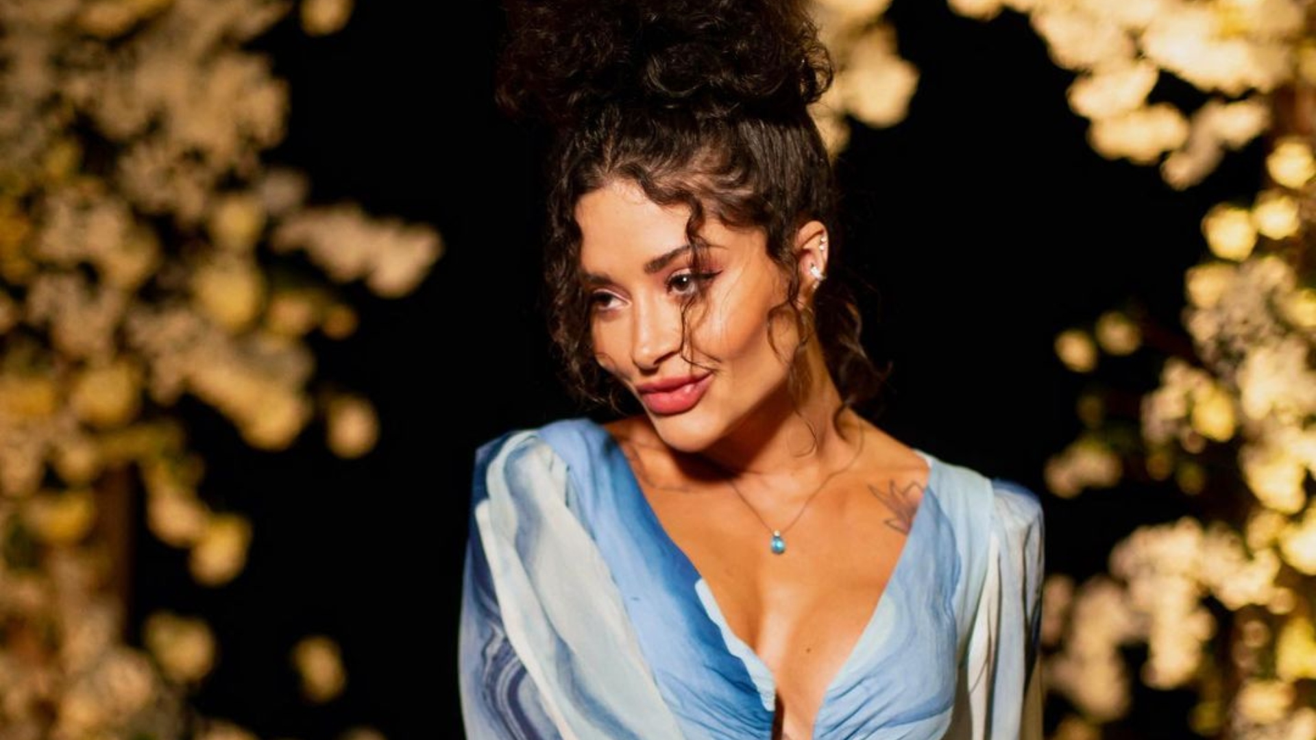 Aline Campos exibe bumbum arrebitado com biquíni minúsculo