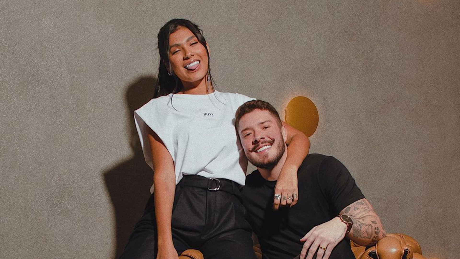 Pocah e noivo deixam de se seguir em rede social e a cantora explica o motivo