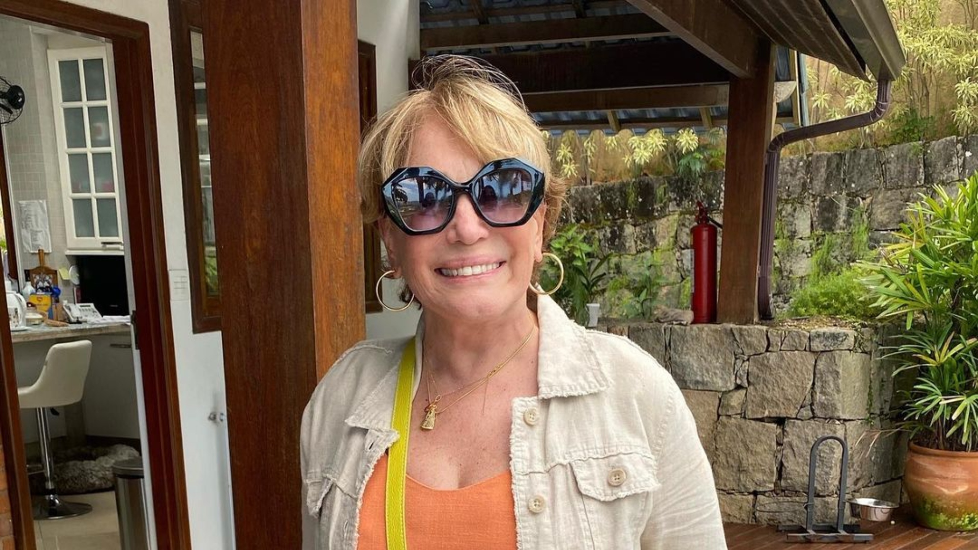 Susana Vieira exibe curvas com maiô coladíssimo