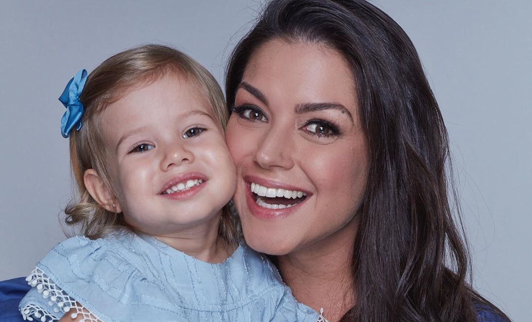 Ela está crescendo! Thais Fersoza se emociona ao mostrar que a filha, Melinda, está desenhando letras