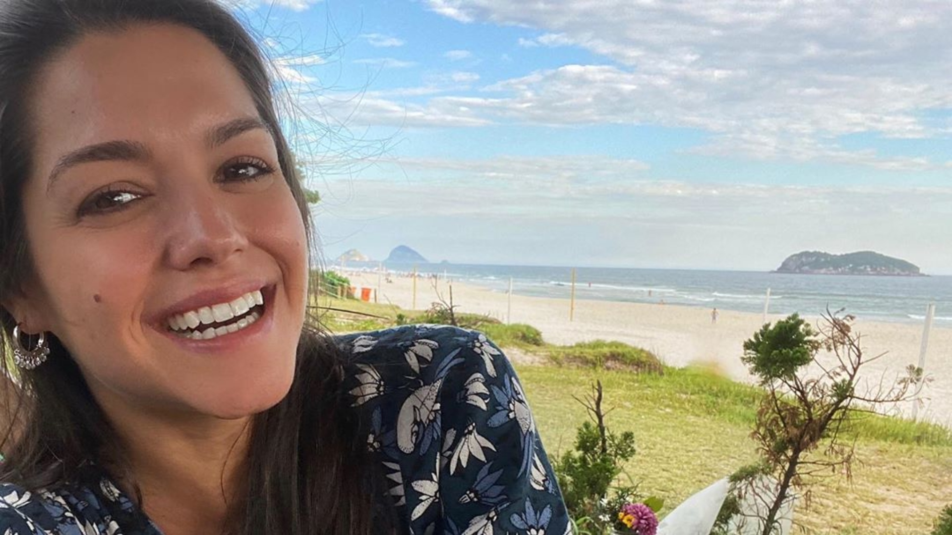 Que calor! Thais Fersoza renova bronze em piscina de frente para o mar