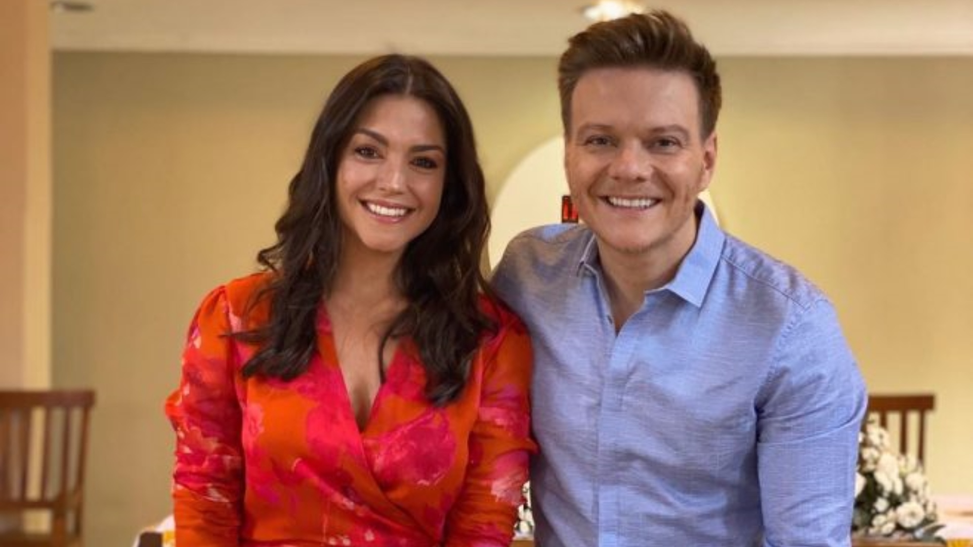 Tapa no visual! Michel Teló corta o cabelo em casa com ajuda de Thais Fersoza: “Tô chique”