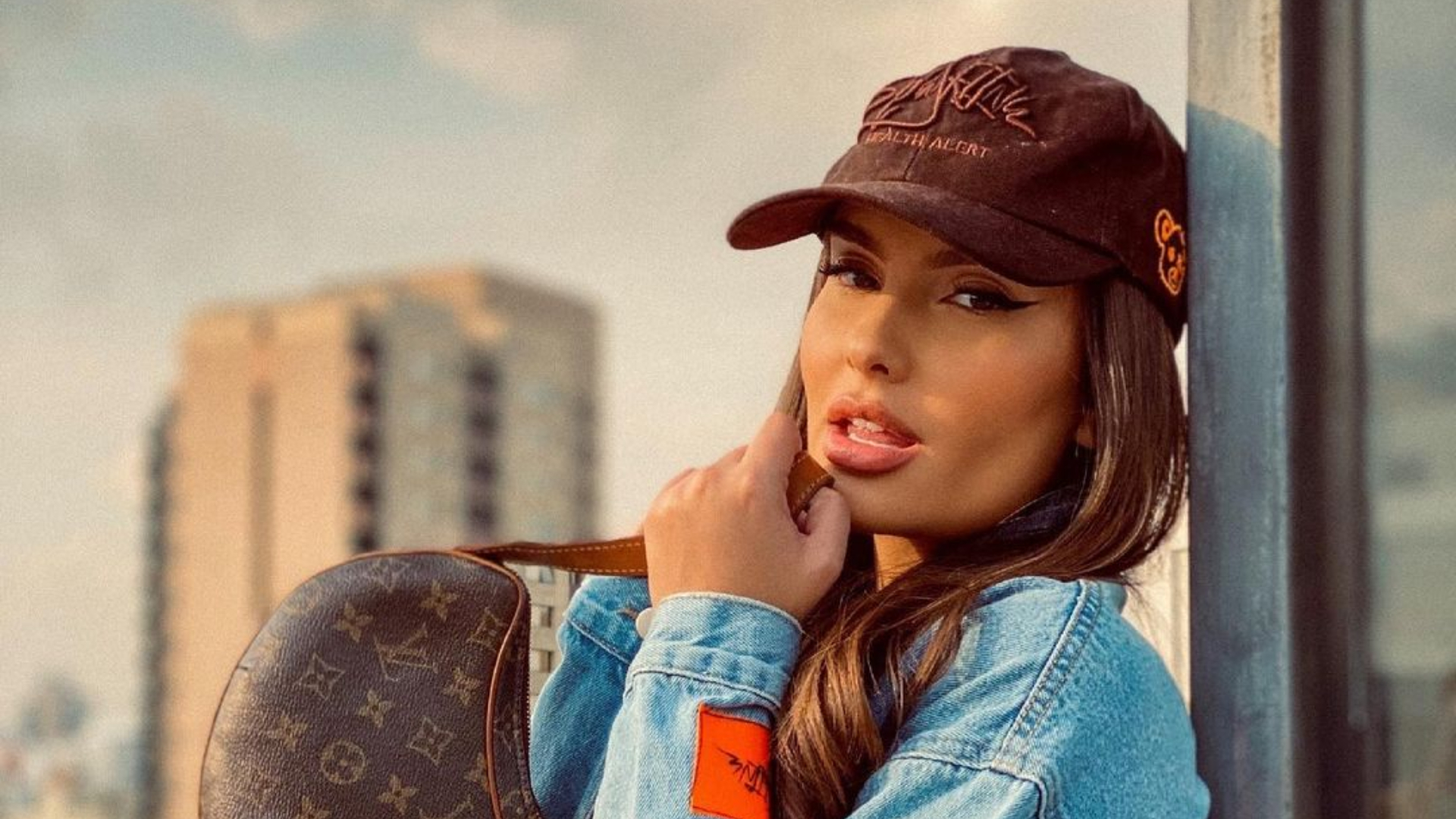Thaís Braz dispensa blusa e apenas com blazer avaliado em quase R$ 14 mil