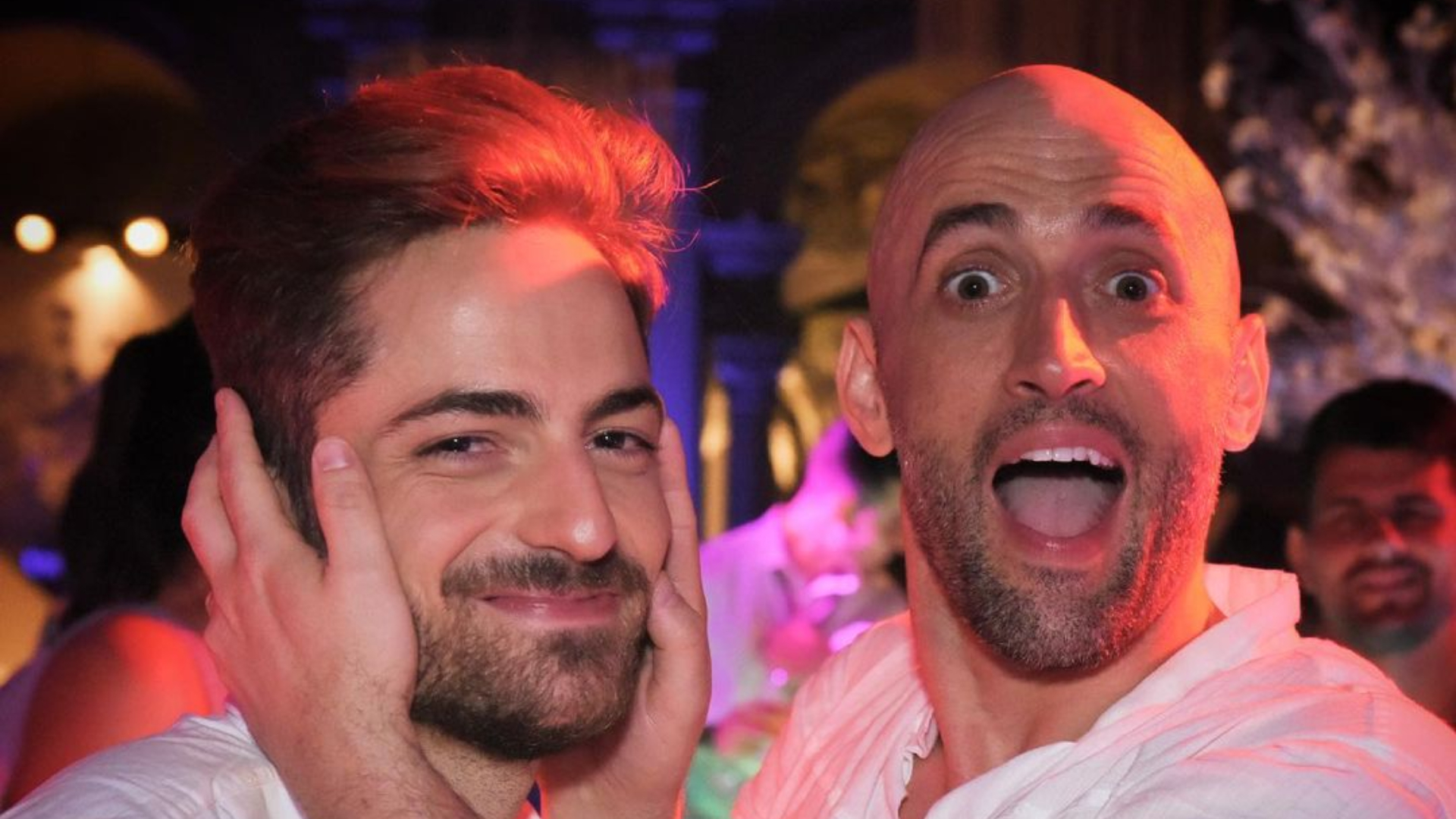 Thales Bretas relembra amor por Paulo Gustavo com clique de beijo apaixonado dos dois: “Te amo pra sempre”