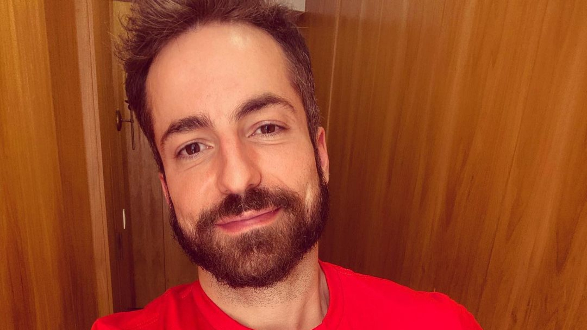 Thales Bretas, viúvo de Paulo Gustavo, veste os filhos com cor representativa e causa polêmica