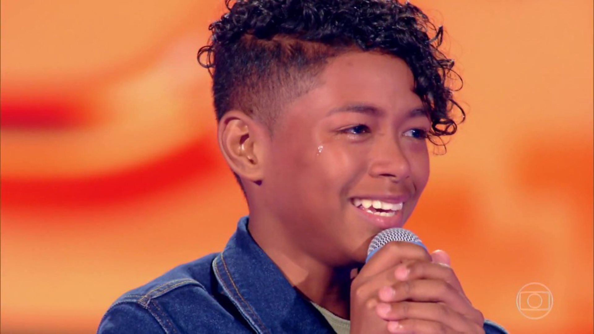 Emoção! Menino de 13 anos deixa jurados impressionados ao cantar no ‘The Voice Kids’