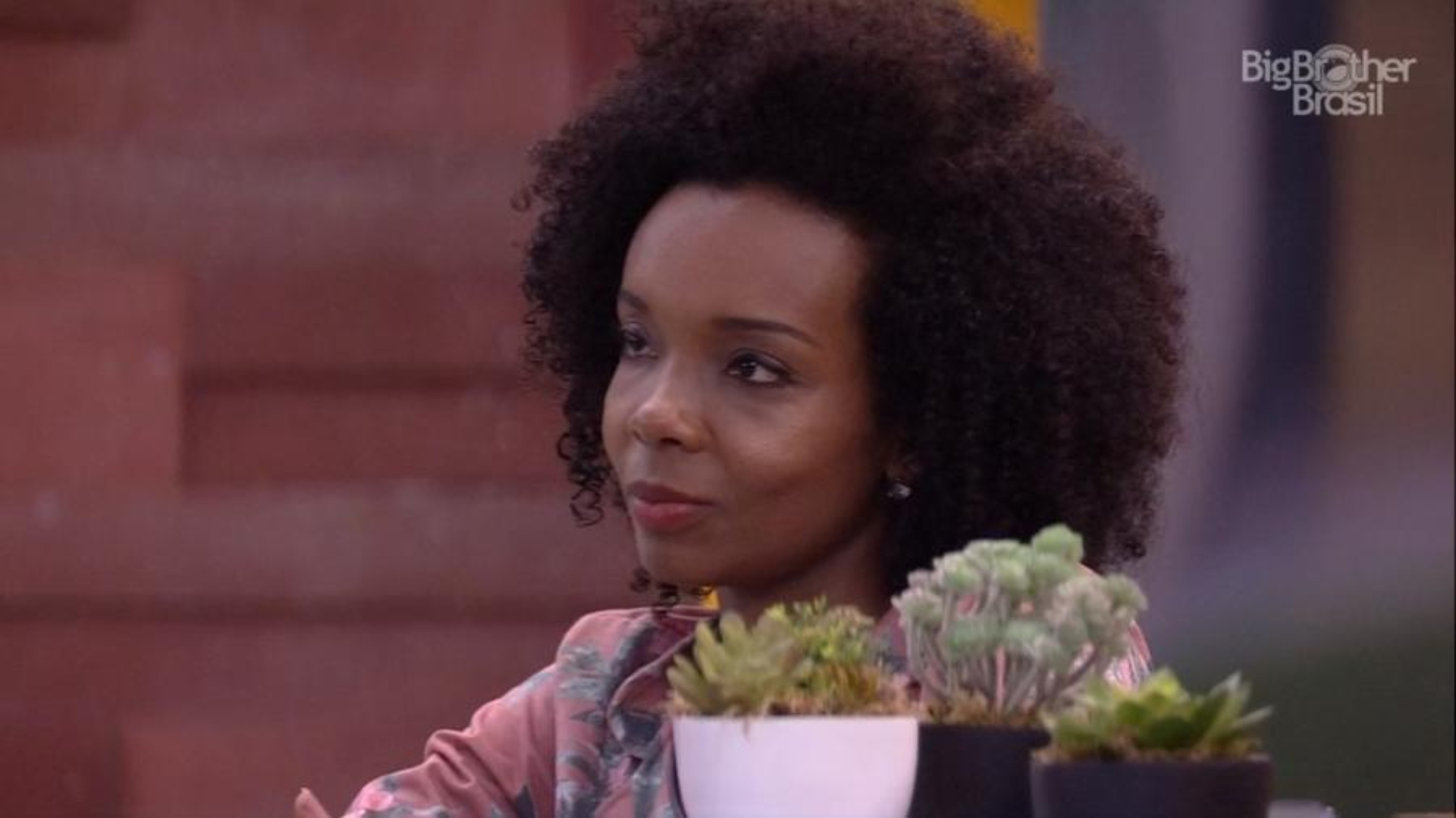 BBB20: Thelma é alvo de racismo e web defende sister com unhas e dentes: “Thelma merece respeito”