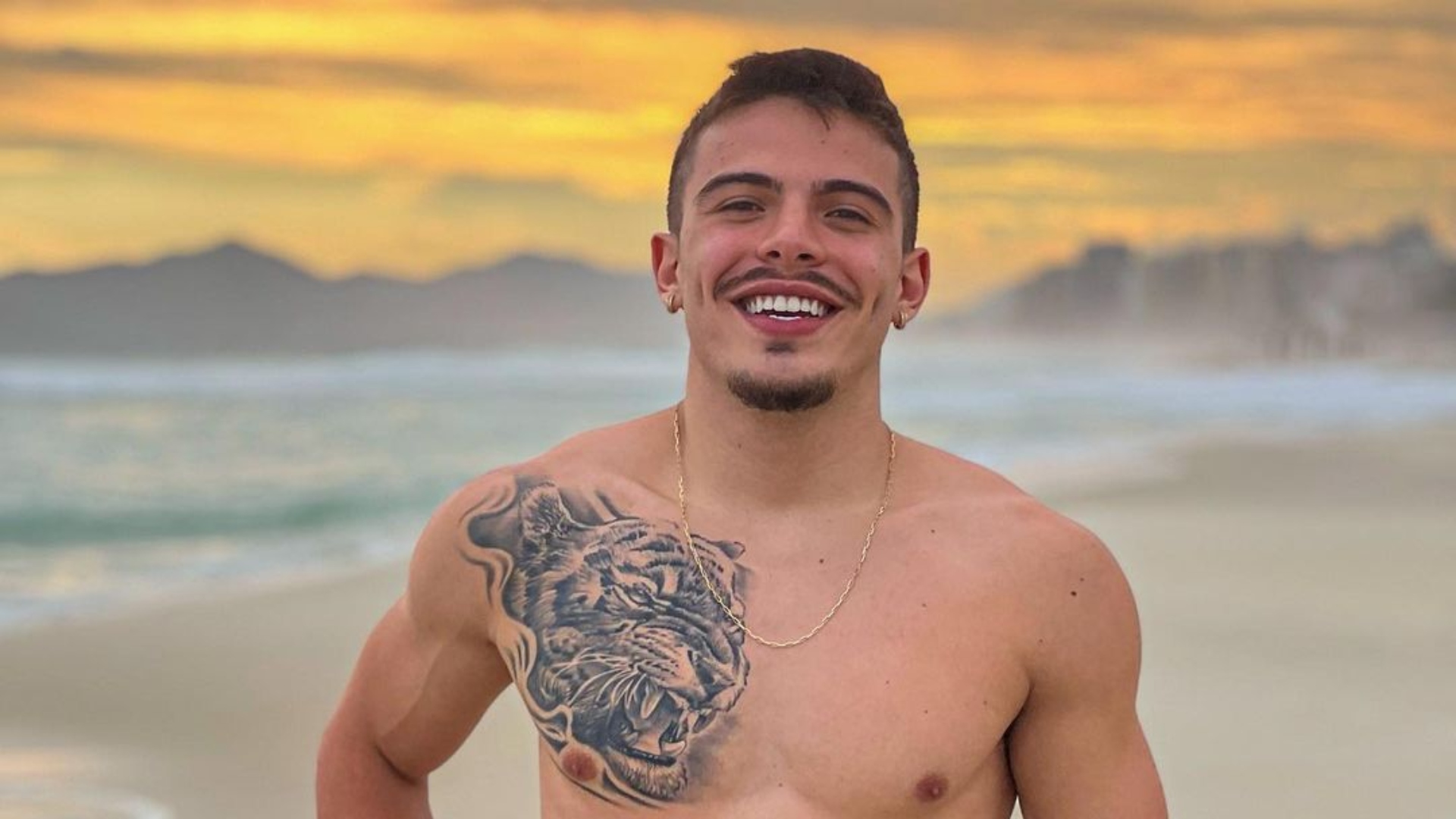 Thomaz Costa é flagrado em pegação com duas mulheres