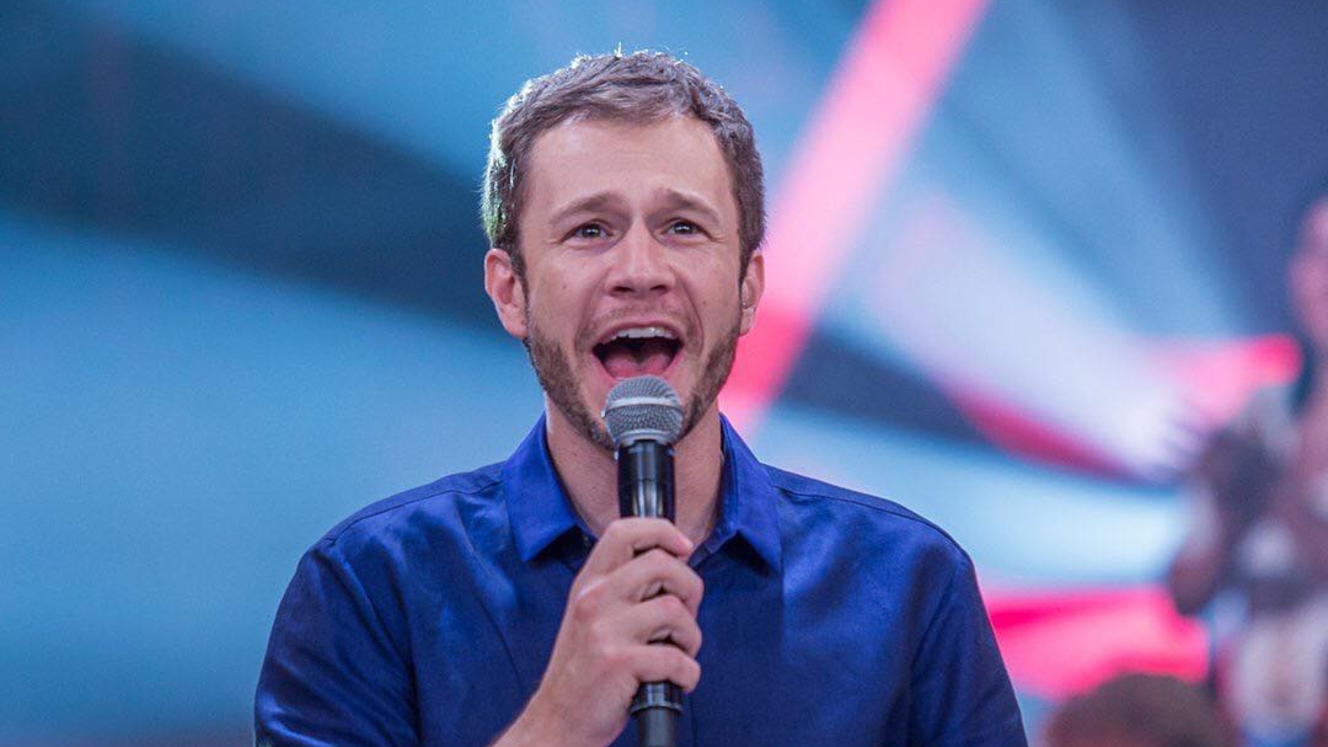 Tiago Leifert surge chorando e muito emocionado em rede social